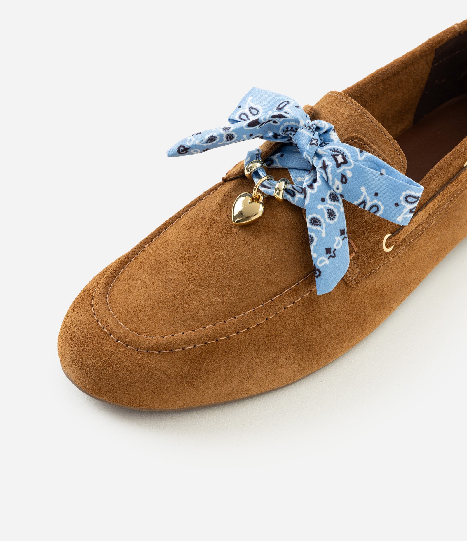 Mocassim em Couro com Lenço Bandana e Pingente Marrom 5