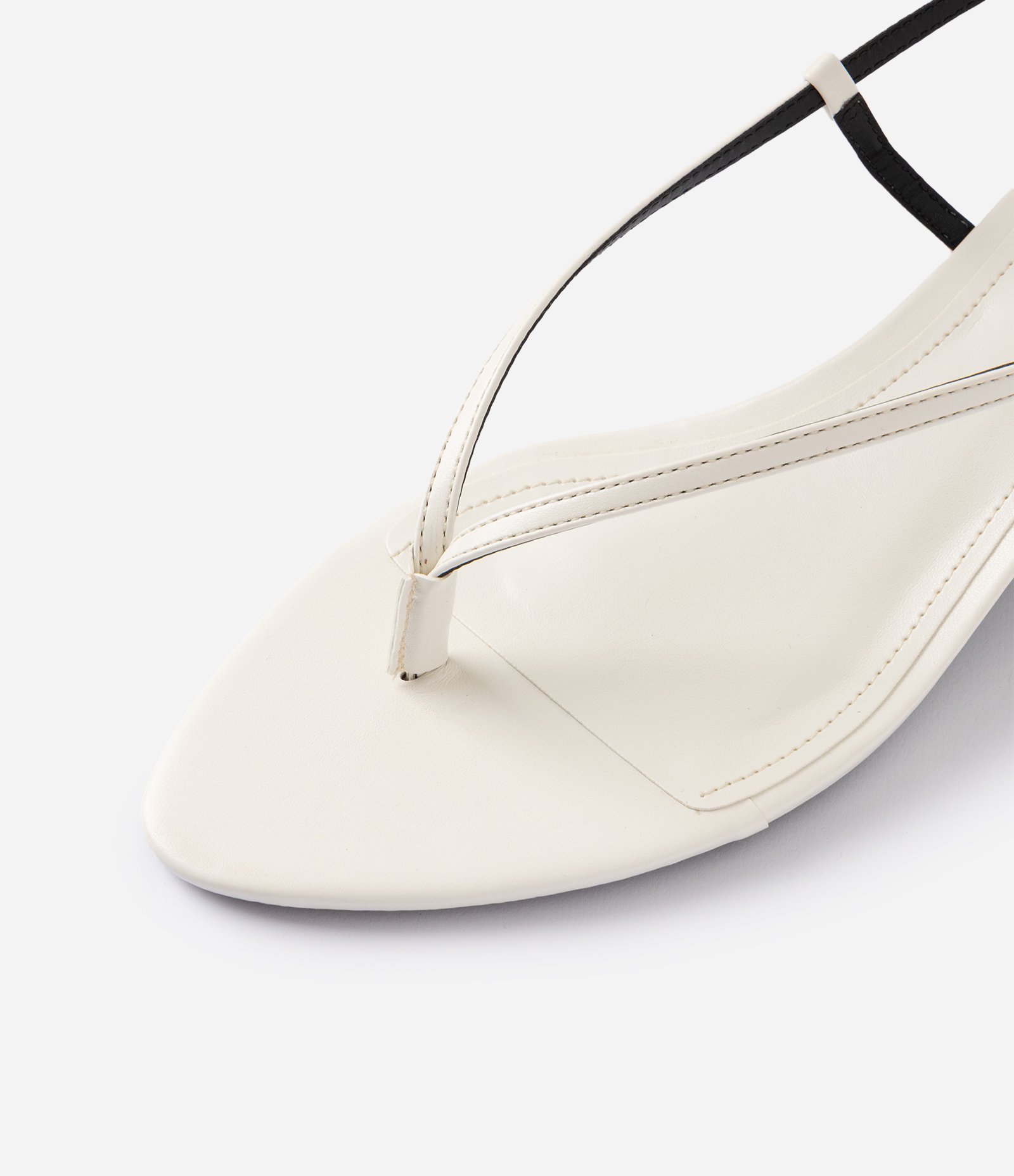 Sandália de Dedo com Bico Folha e Salto Kitten Heel Branco 5