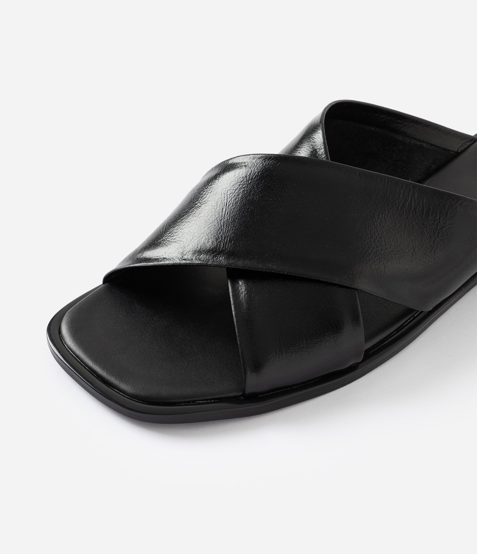 Rasteira Mule em Couro com Cabedal Transpassado Preto 4