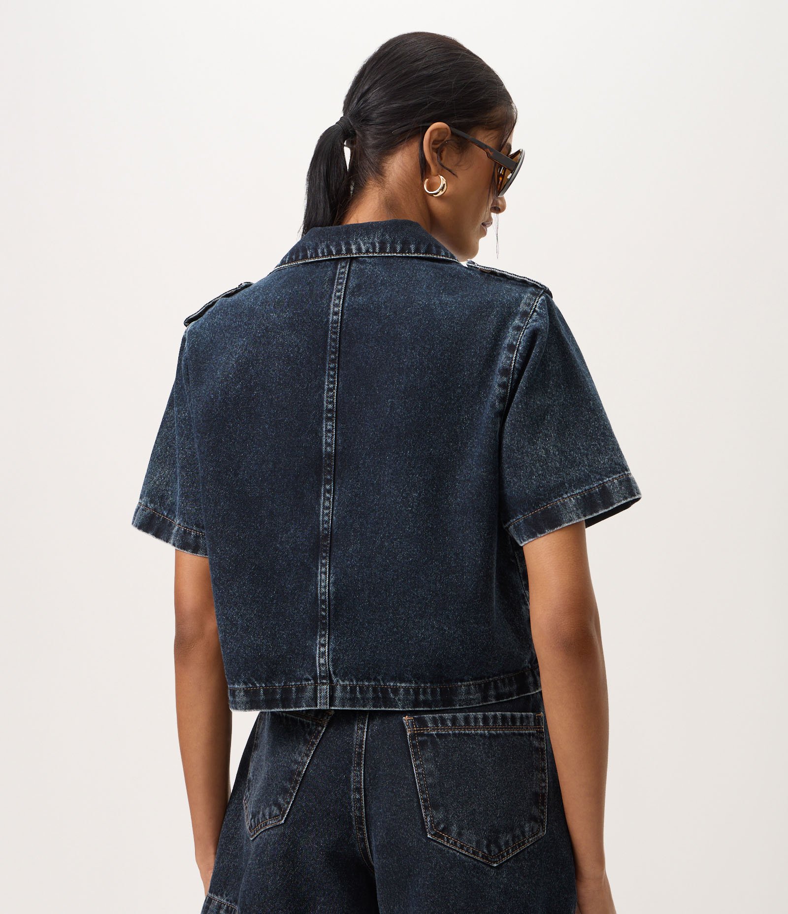 Camisa em Jeans com Martingale nos Ombros Azul 4