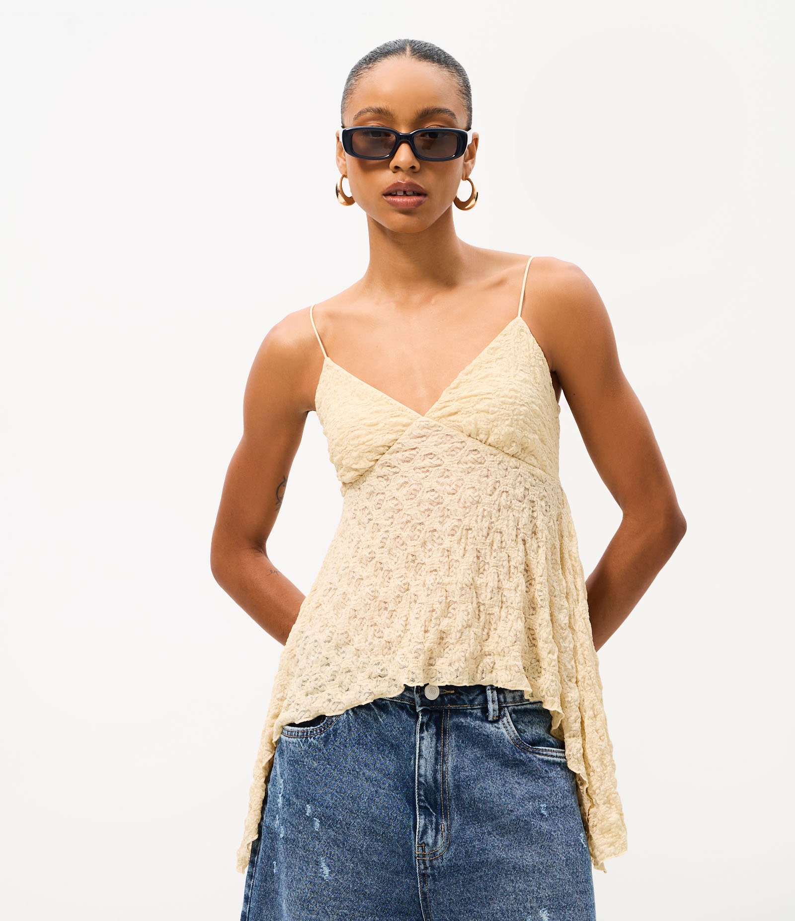 Blusa de Alcinha em Renda com Barra Assimétrica com Pontas Bege 1