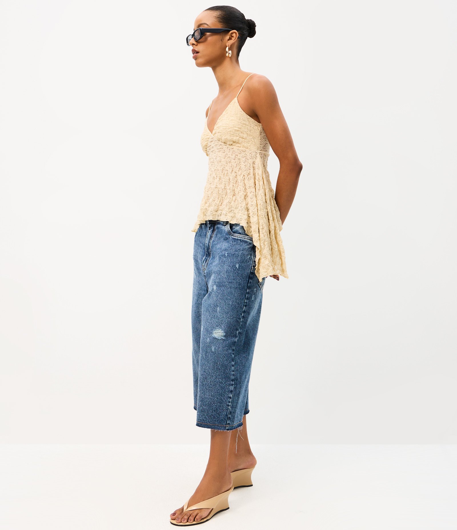 Blusa de Alcinha em Renda com Barra Assimétrica com Pontas Bege 2