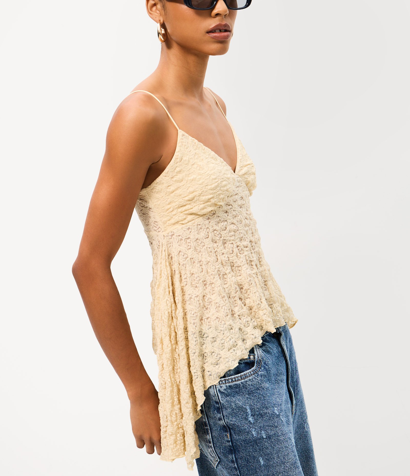 Blusa de Alcinha em Renda com Barra Assimétrica com Pontas Bege 3