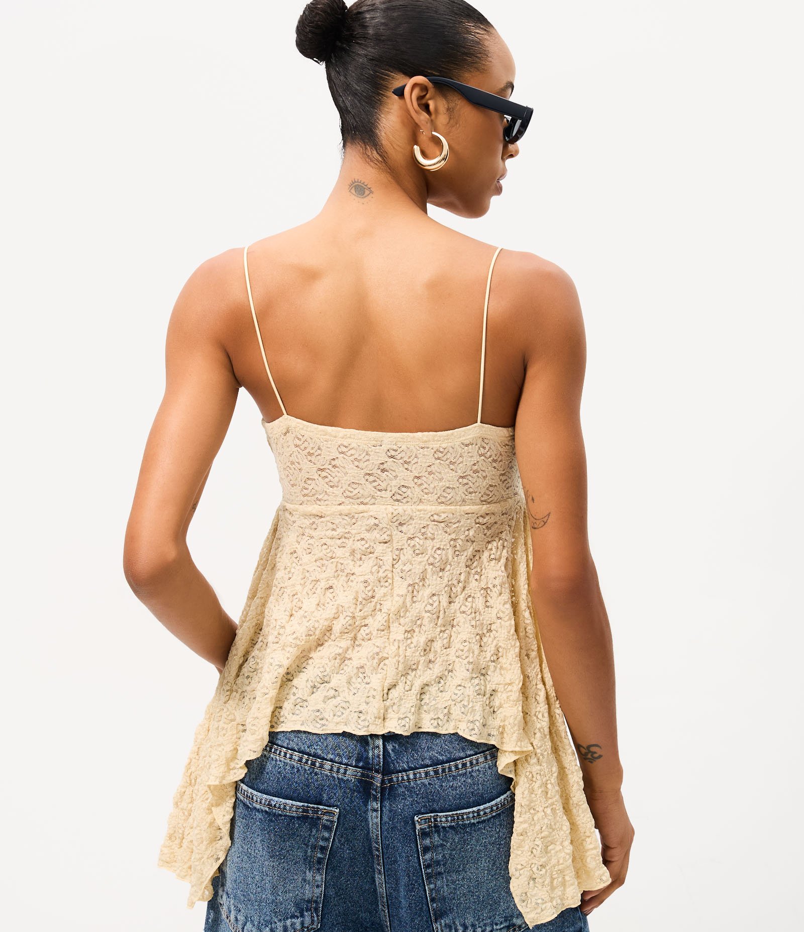 Blusa de Alcinha em Renda com Barra Assimétrica com Pontas Bege 4