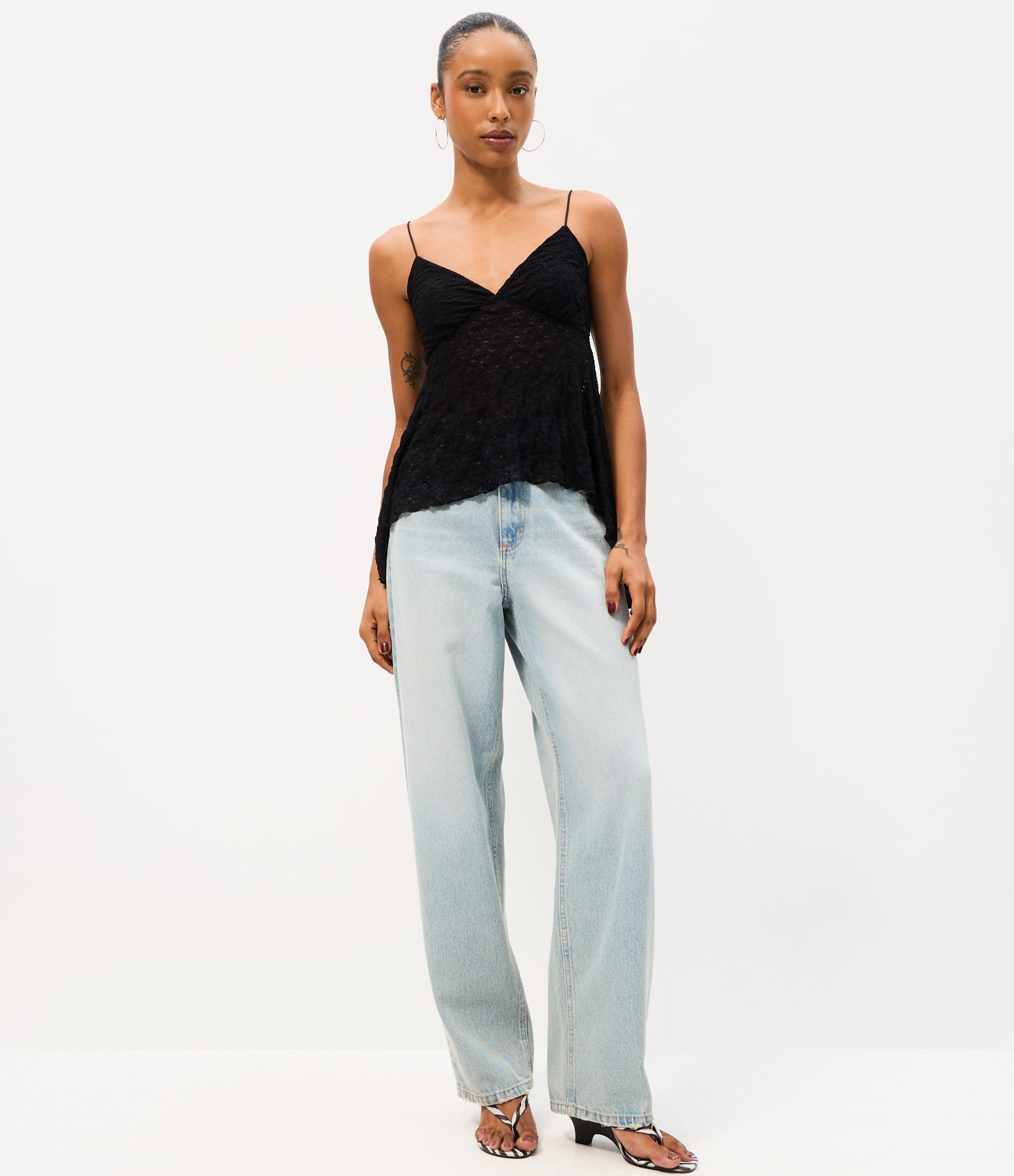 Blusa de Alcinha em Renda com Barra Assimétrica com Pontas Preto 2
