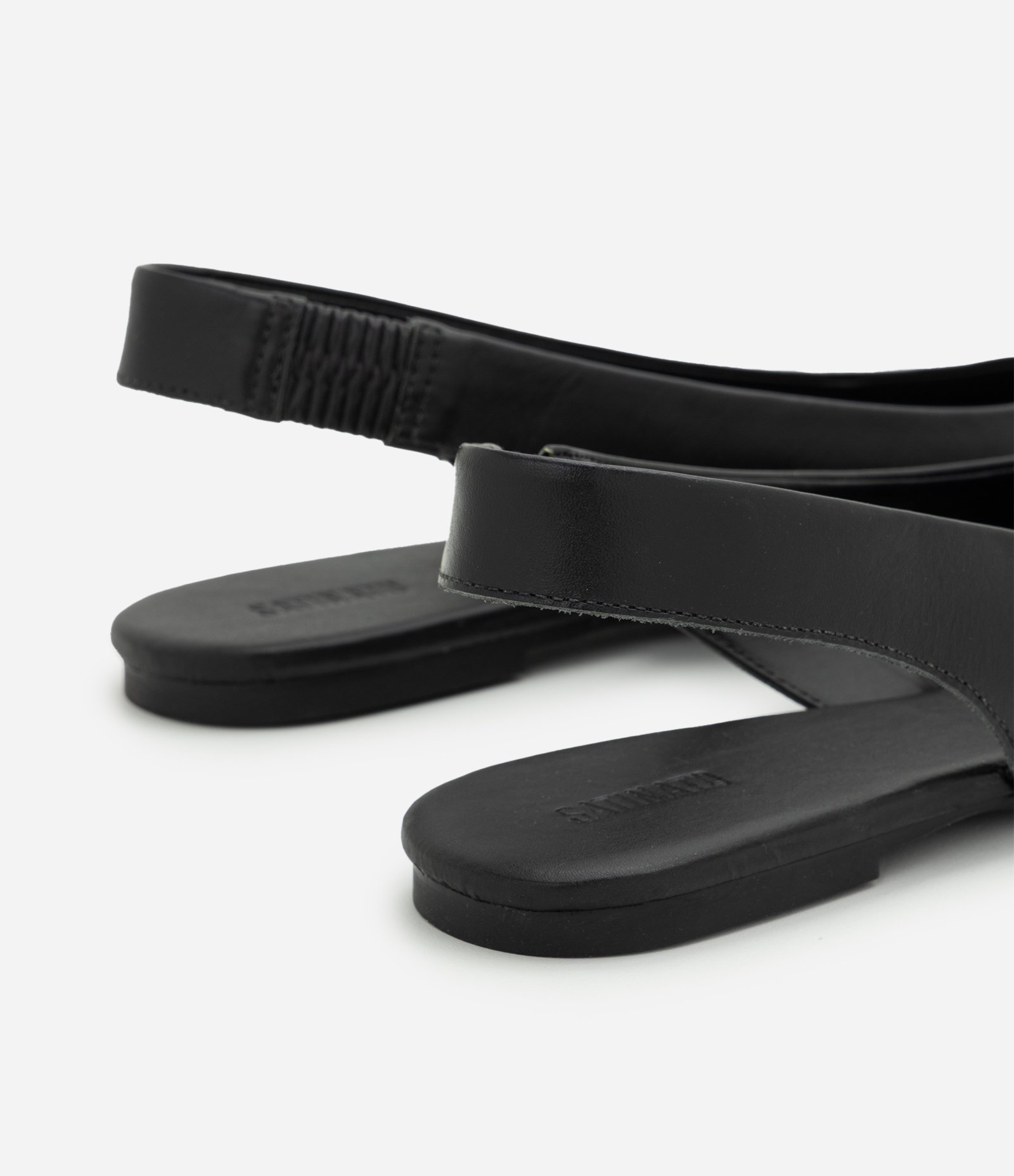 Sapatilha Slingback de Bico Fino em Couro Preto 3