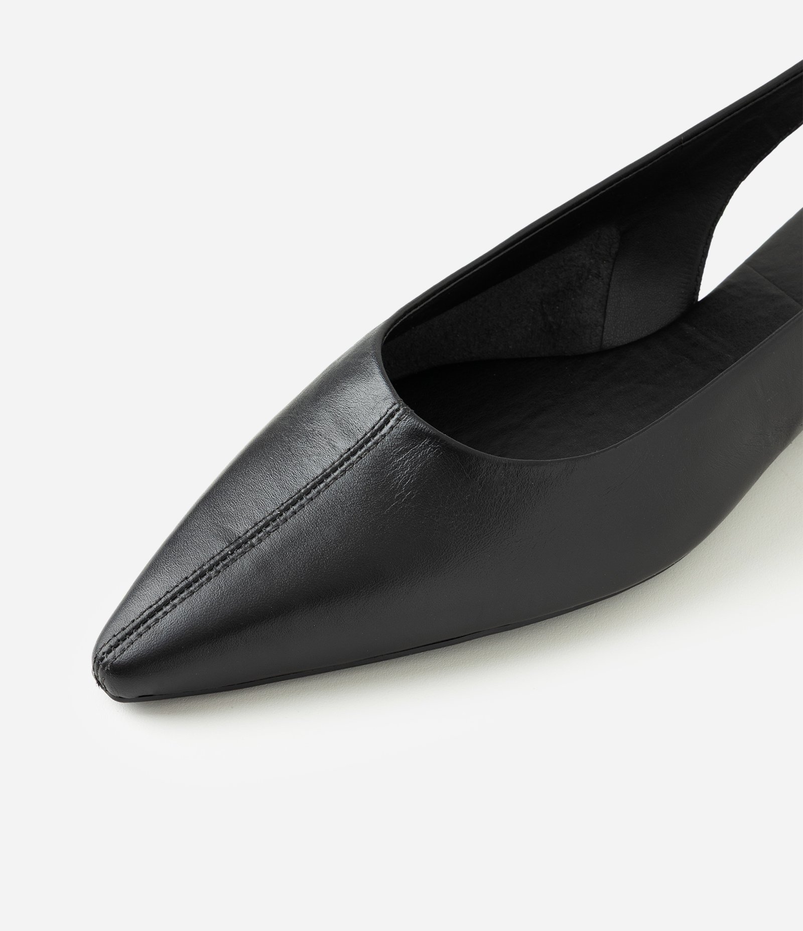 Sapatilha Slingback de Bico Fino em Couro Preto 4