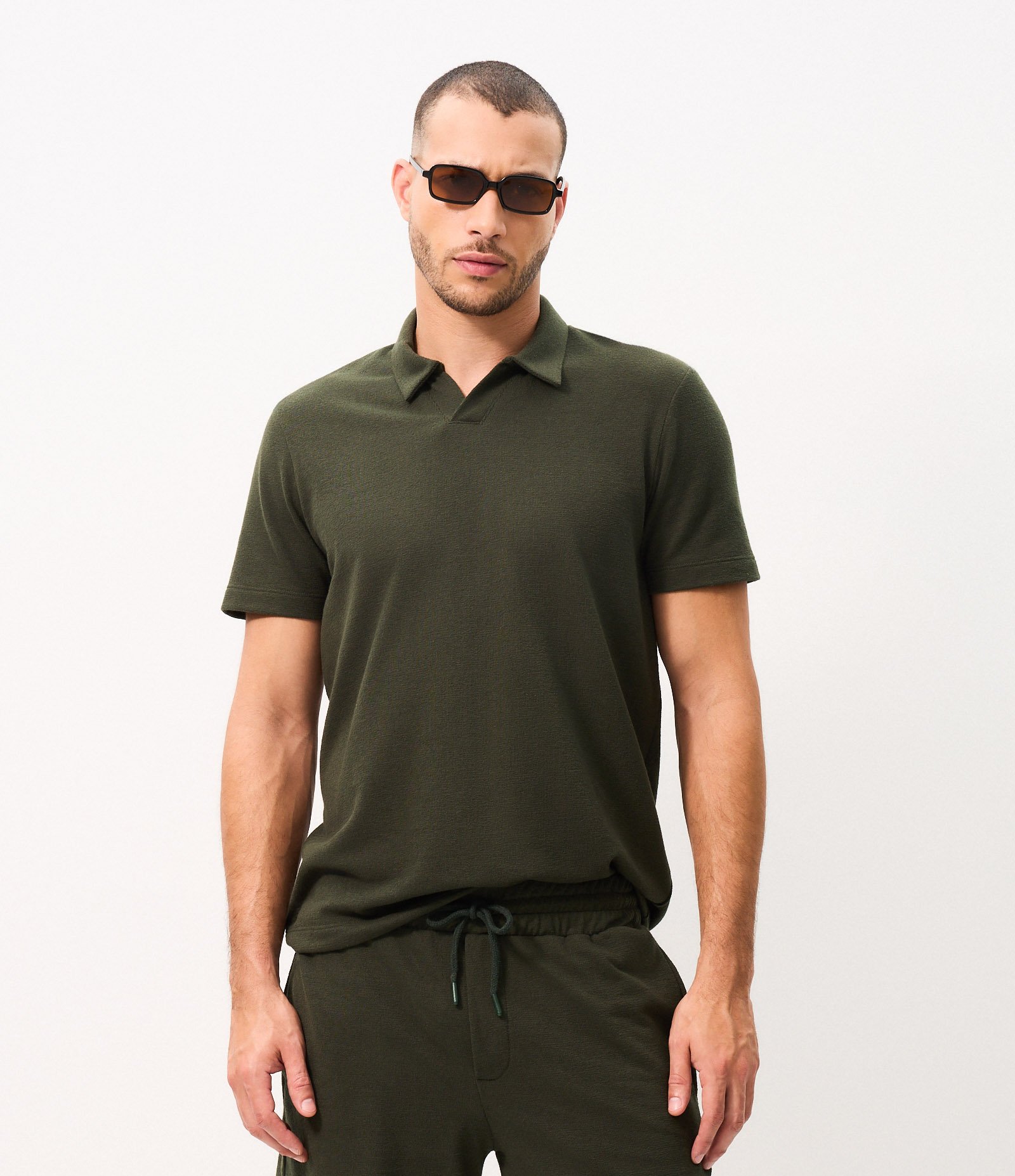 Polo Regular com Decote V Verde 1