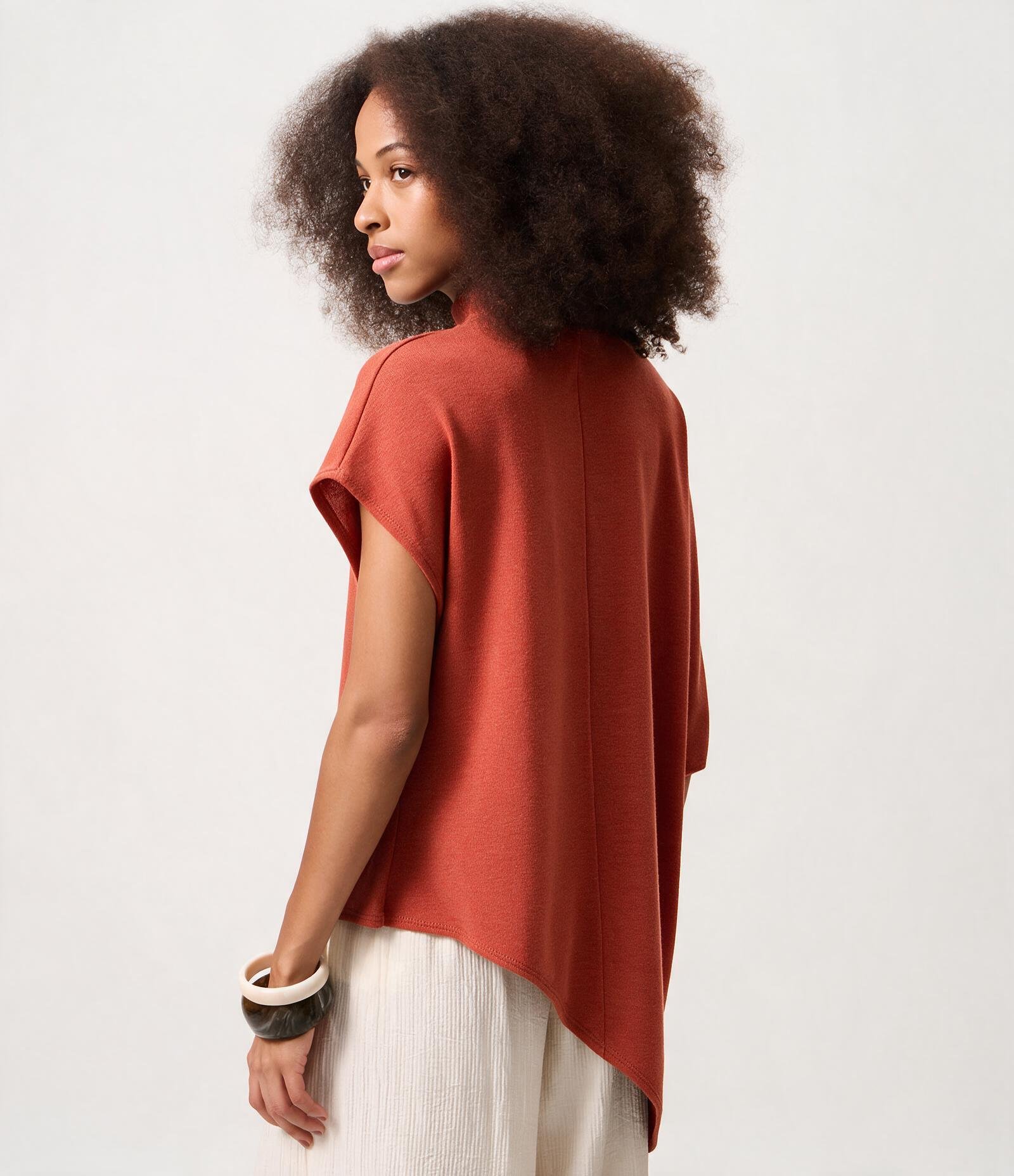 Blusa Assimétrica em Malha com Gola Alta Laranja 4