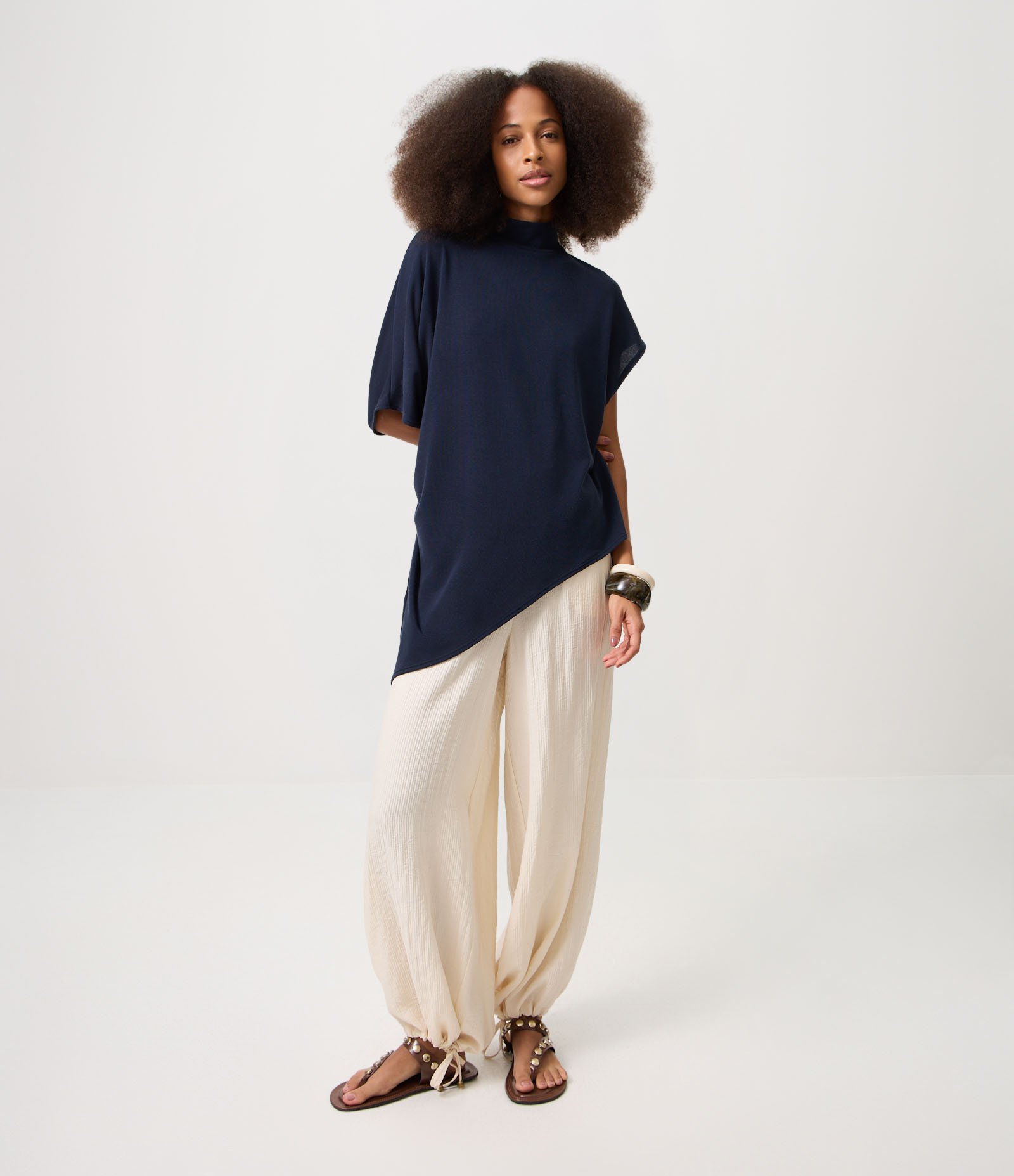 Blusa Assimétrica em Malha com Gola Alta Azul 2