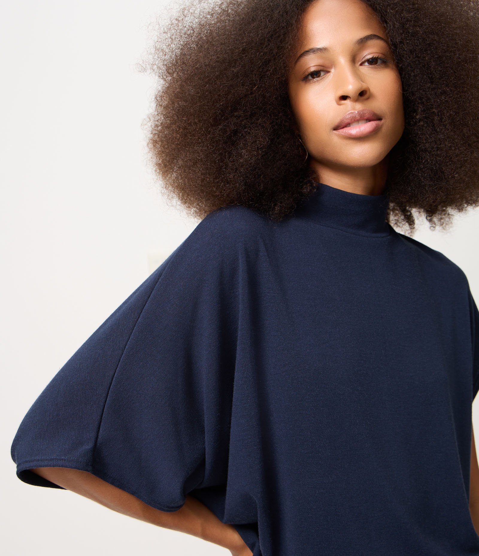 Blusa Assimétrica em Malha com Gola Alta Azul 3