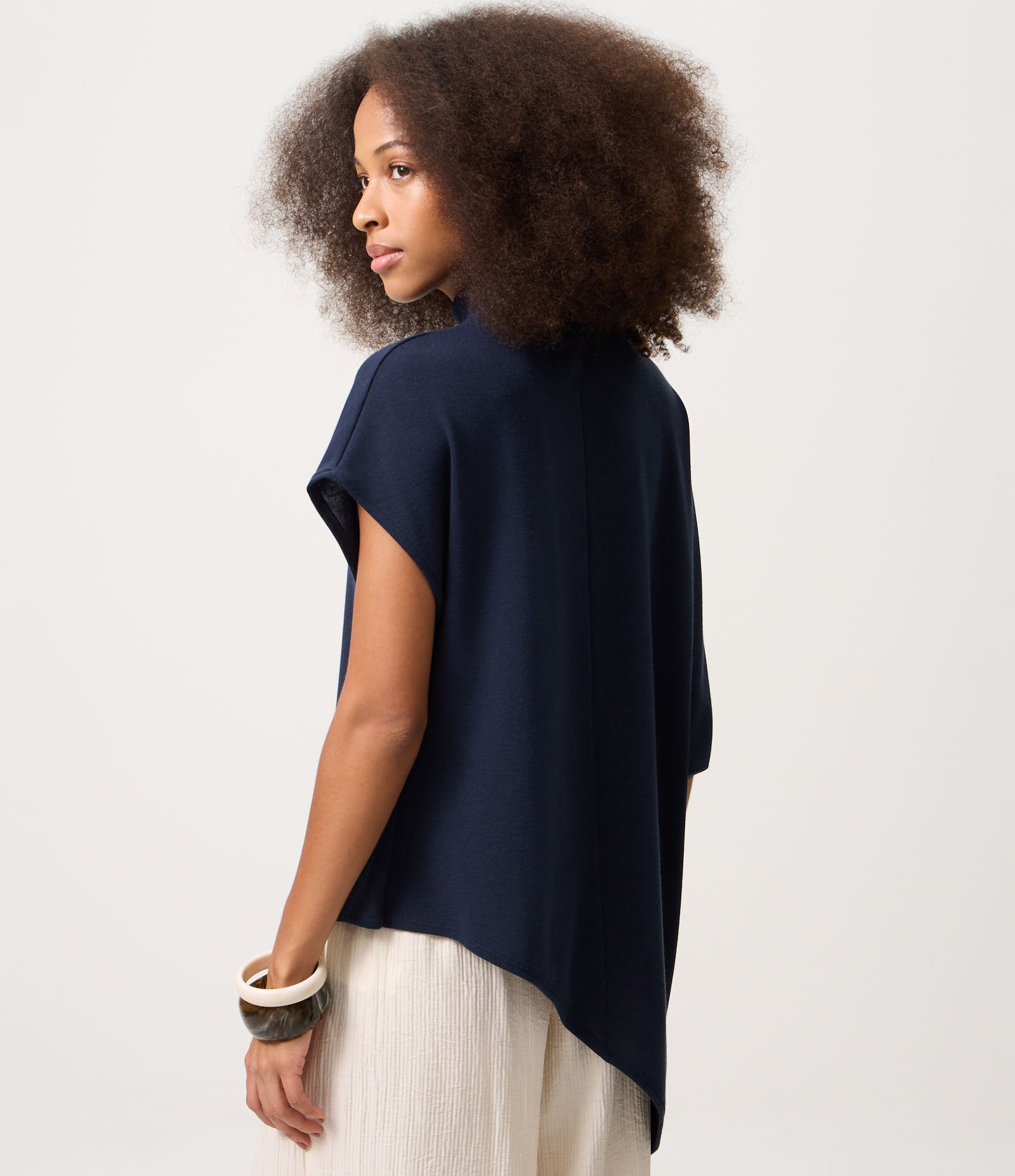 Blusa Assimétrica em Malha com Gola Alta Azul 4