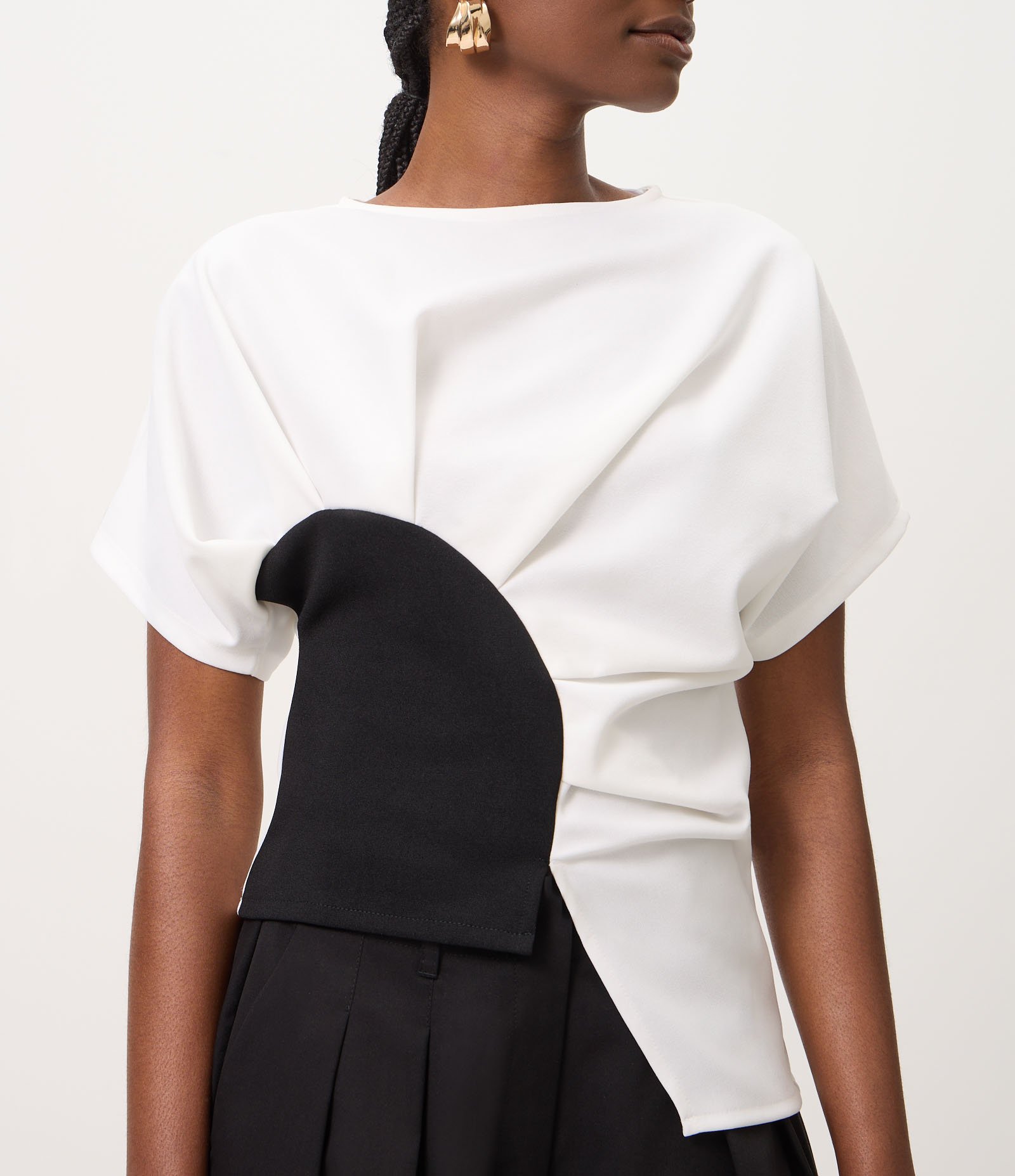 Blusa com Pregas Assimétricas e Recorte Contrastante Branco 3