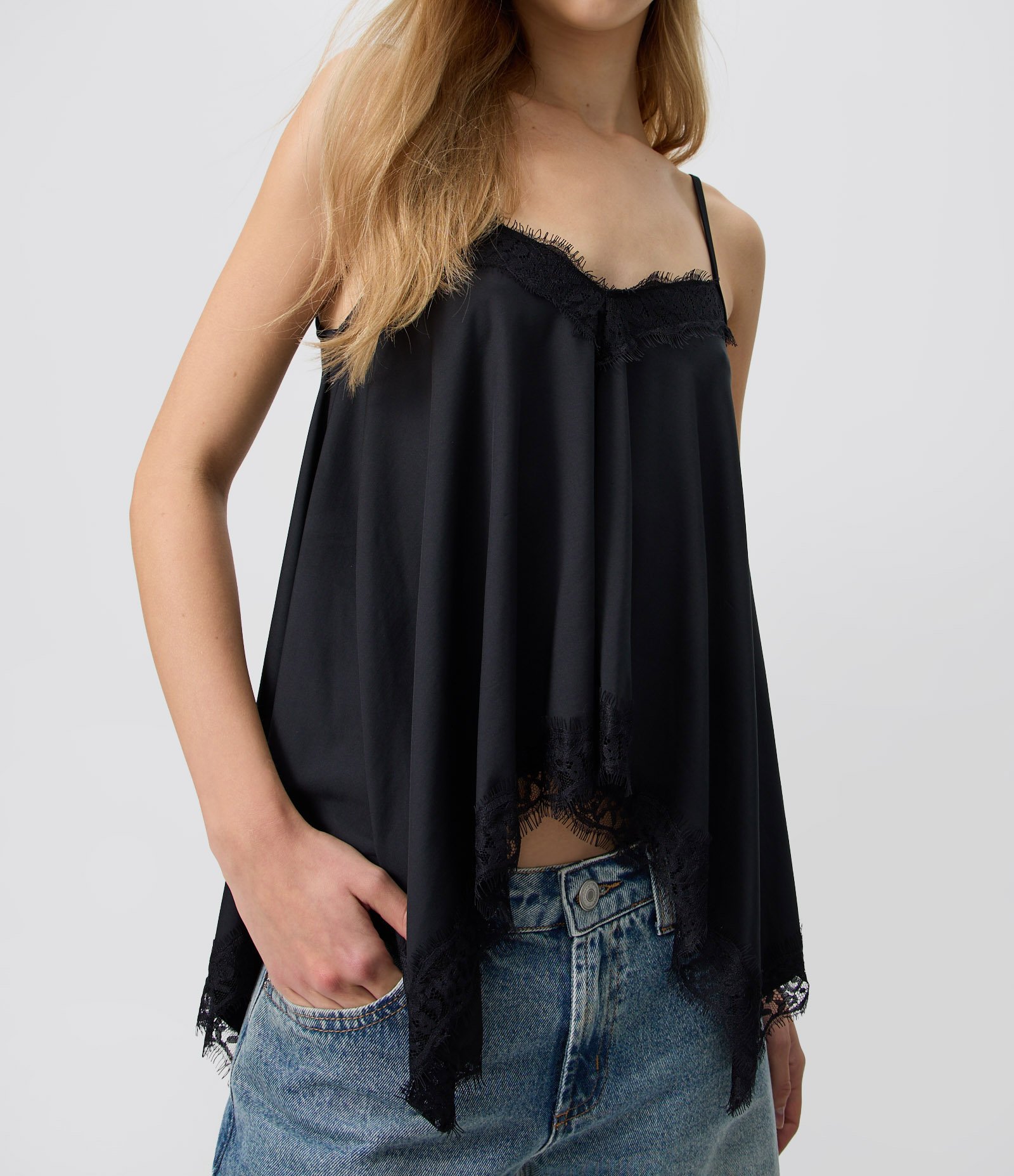 Blusa com Pontas Assimétricas e Detalhes em Renda Preto 3