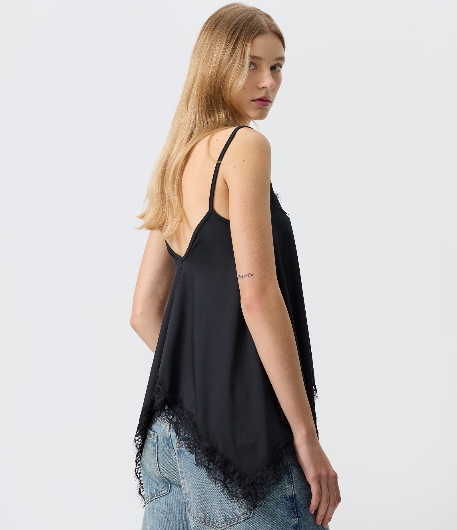 Blusa com Pontas Assimétricas e Detalhes em Renda Preto 4