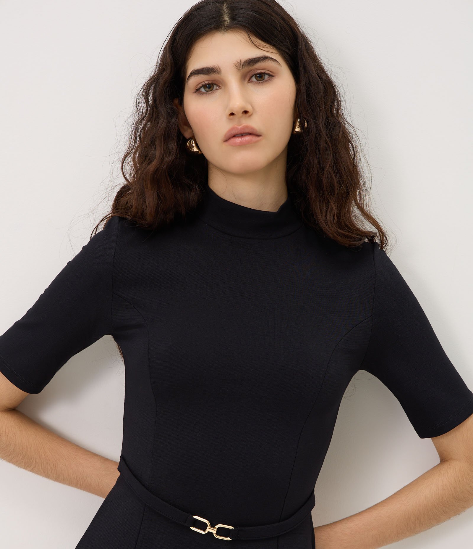 Vestido Em Viscose Evasê com Cinto Fino e Gola Alta Preto 3