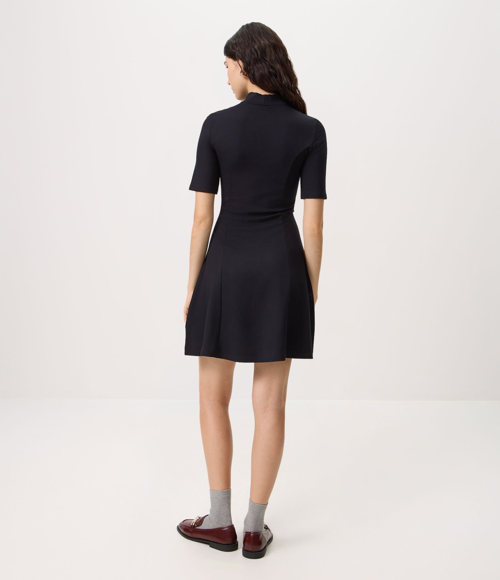 Vestido Em Viscose Evasê com Cinto Fino e Gola Alta Preto 4