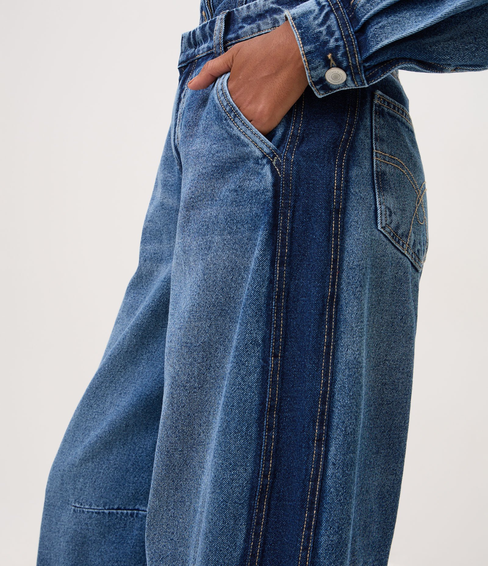 Calça Barrel Jeans com Recortes Laterais e Cintura Alta Azul 4