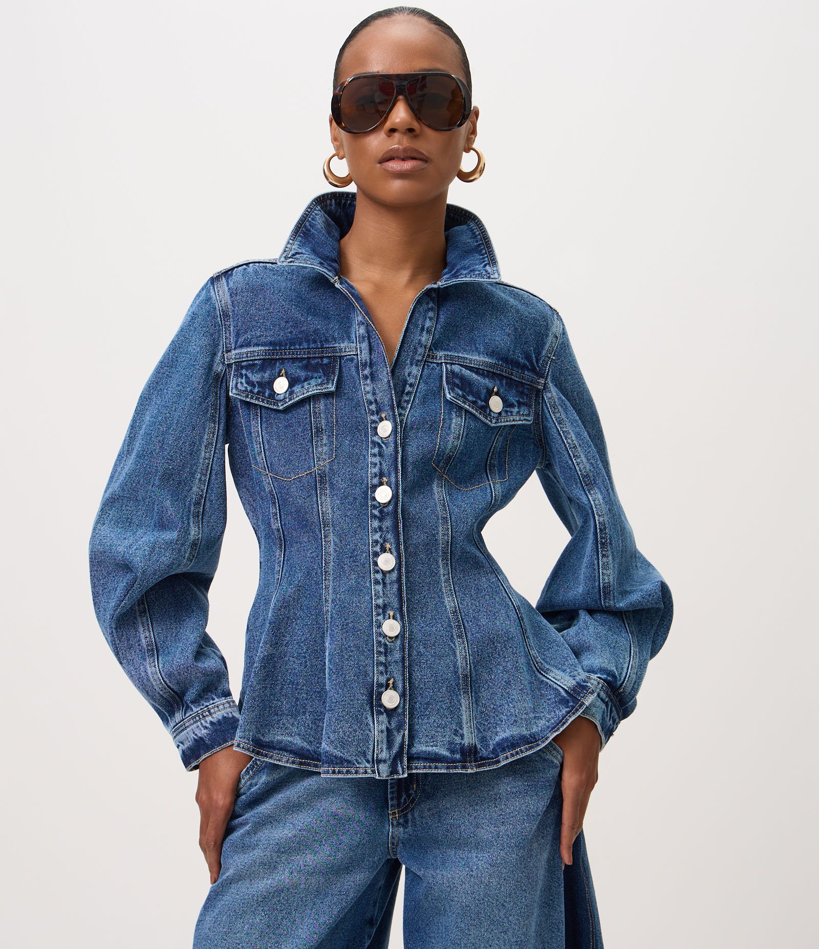 Jaqueta Jeans Acinturada com Barra Evasê Azul Médio 1