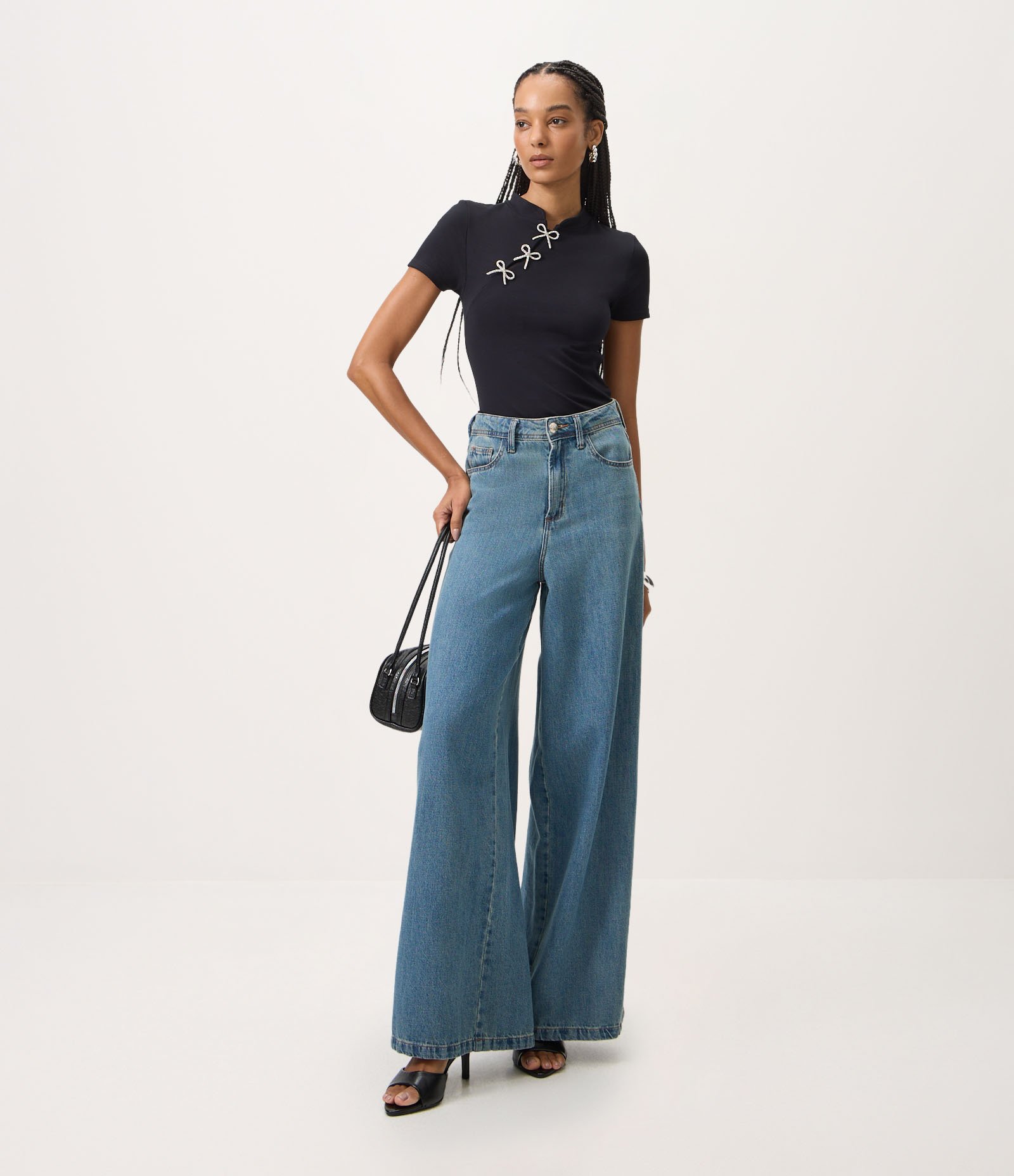 Blusa em Viscose com Aplicações de Laços Preto 2