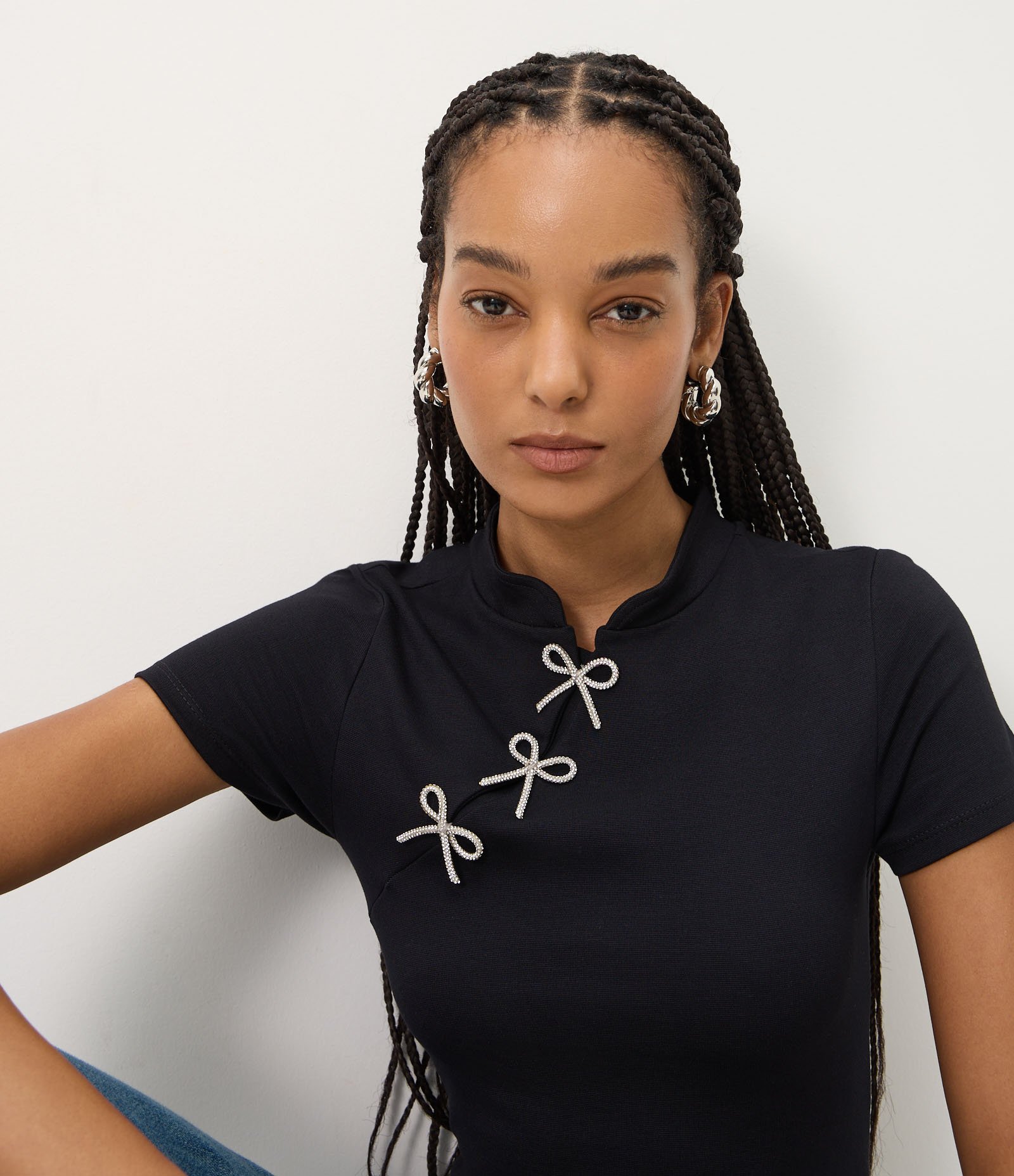 Blusa em Viscose com Aplicações de Laços Preto 3
