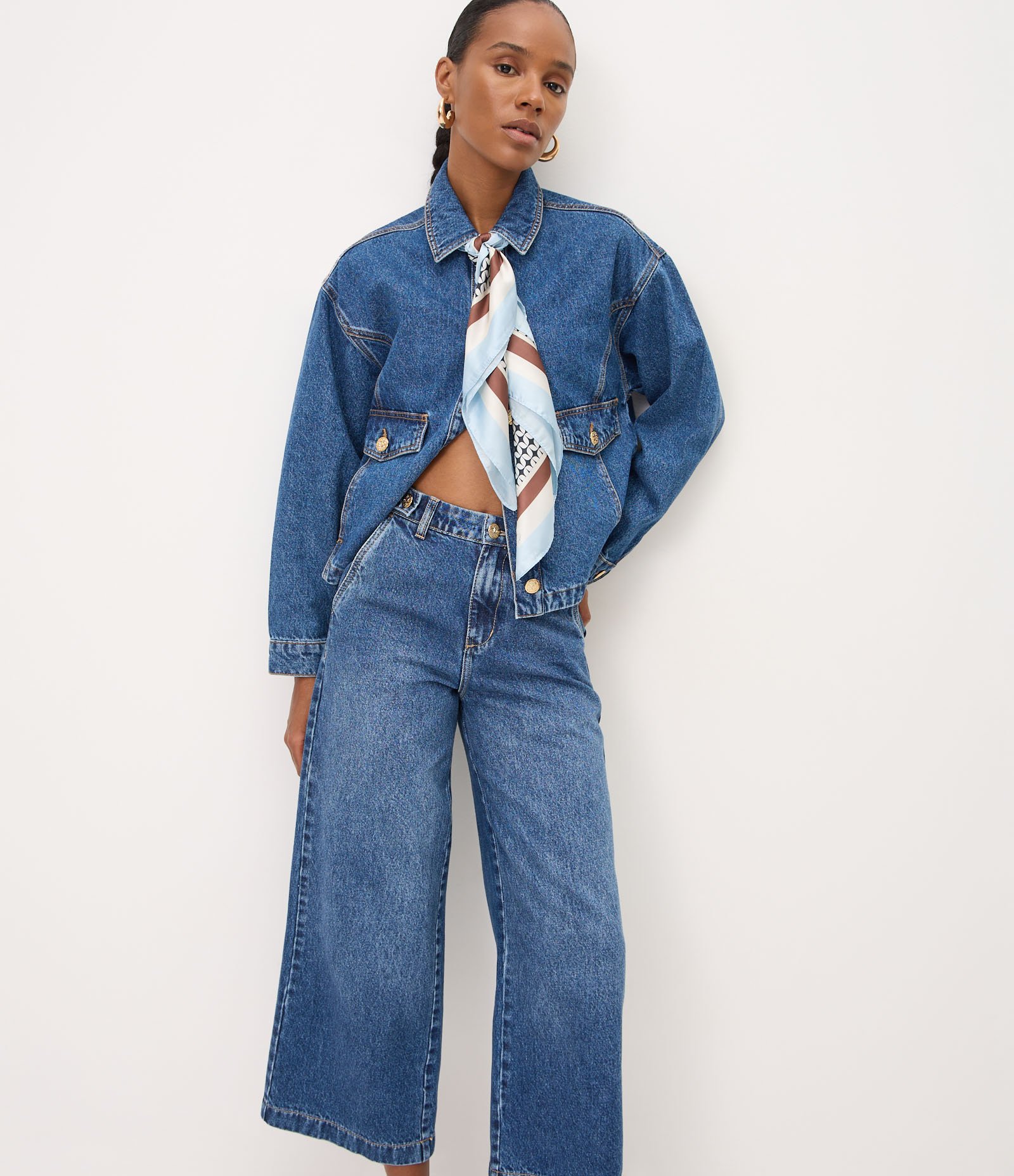 Calça Wide Cropped em Jeans com Cintura Alta e Abotoamentos Azul 2