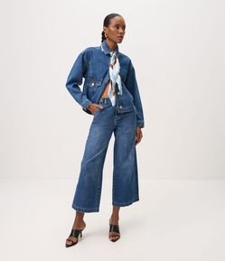 Calça Wide Cropped em Jeans com Cintura Alta e Abotoamentos