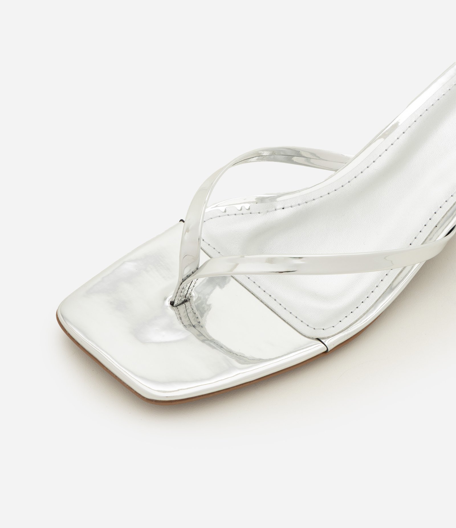 Sandália de Dedo em PU com Salto Kitten Heel Prata 4
