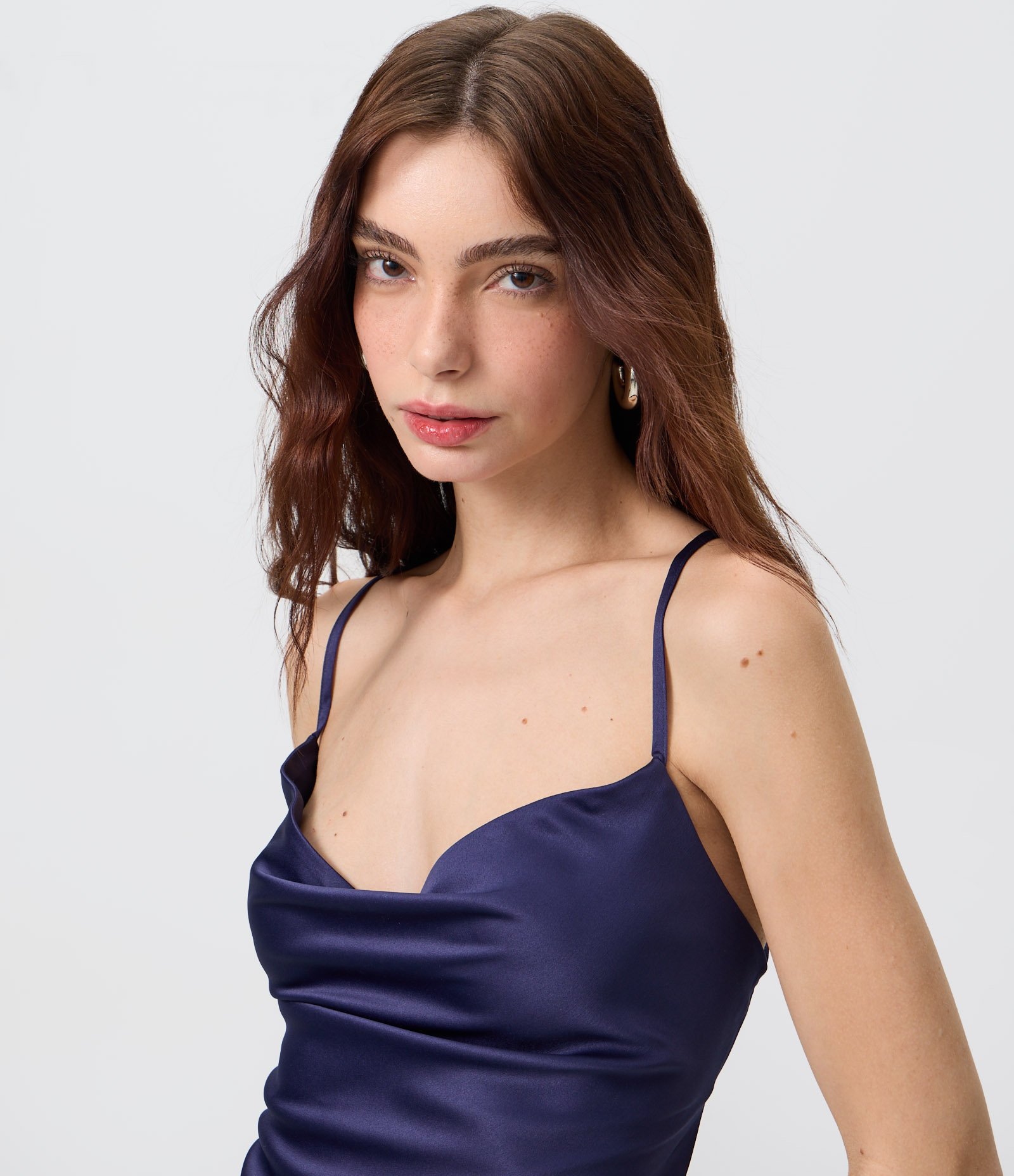 Vestido Long Midi em Cetim com Decote Degagê e Costas Abertas Azul 3