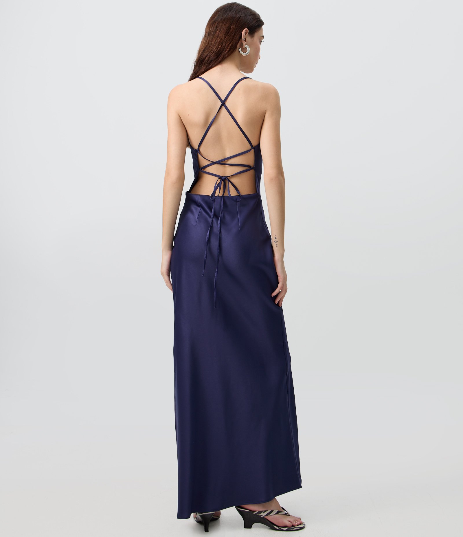 Vestido Long Midi em Cetim com Decote Degagê e Costas Abertas Azul 4
