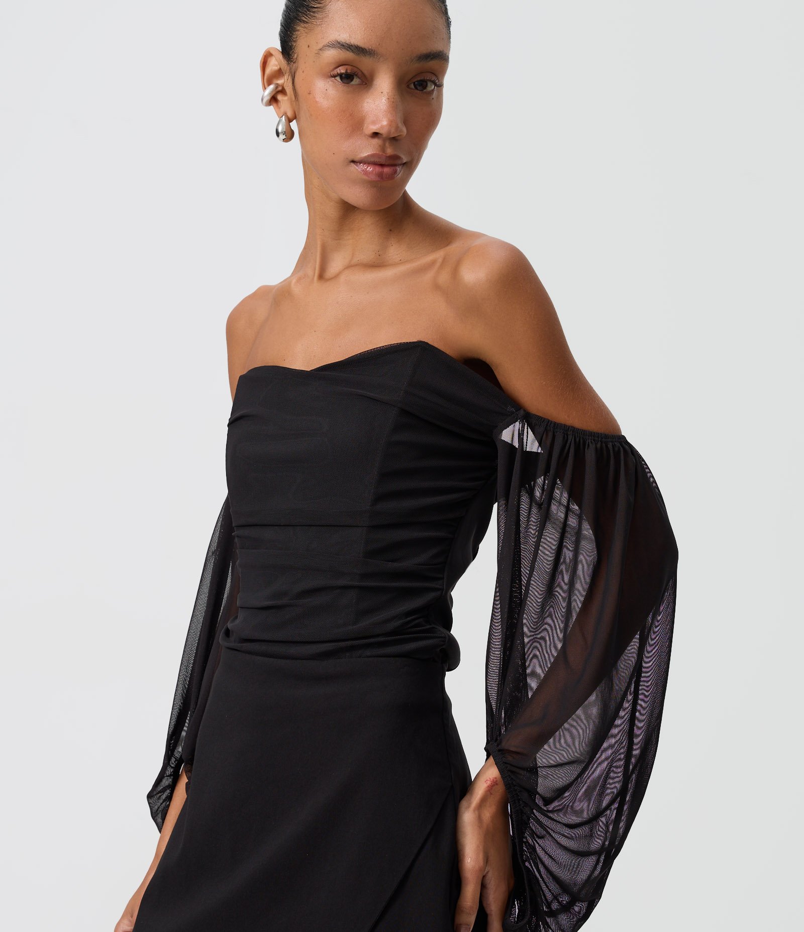 Blusa Corsetada em Tule com Mangas Bufantes Preto 1