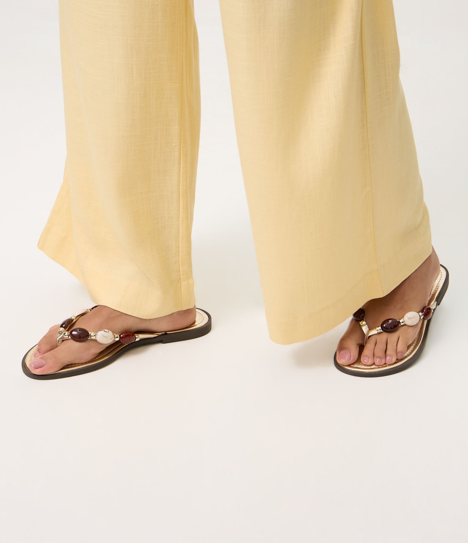 Rasteira Mule de Dedo com Aplicações de Resina Dourado 6