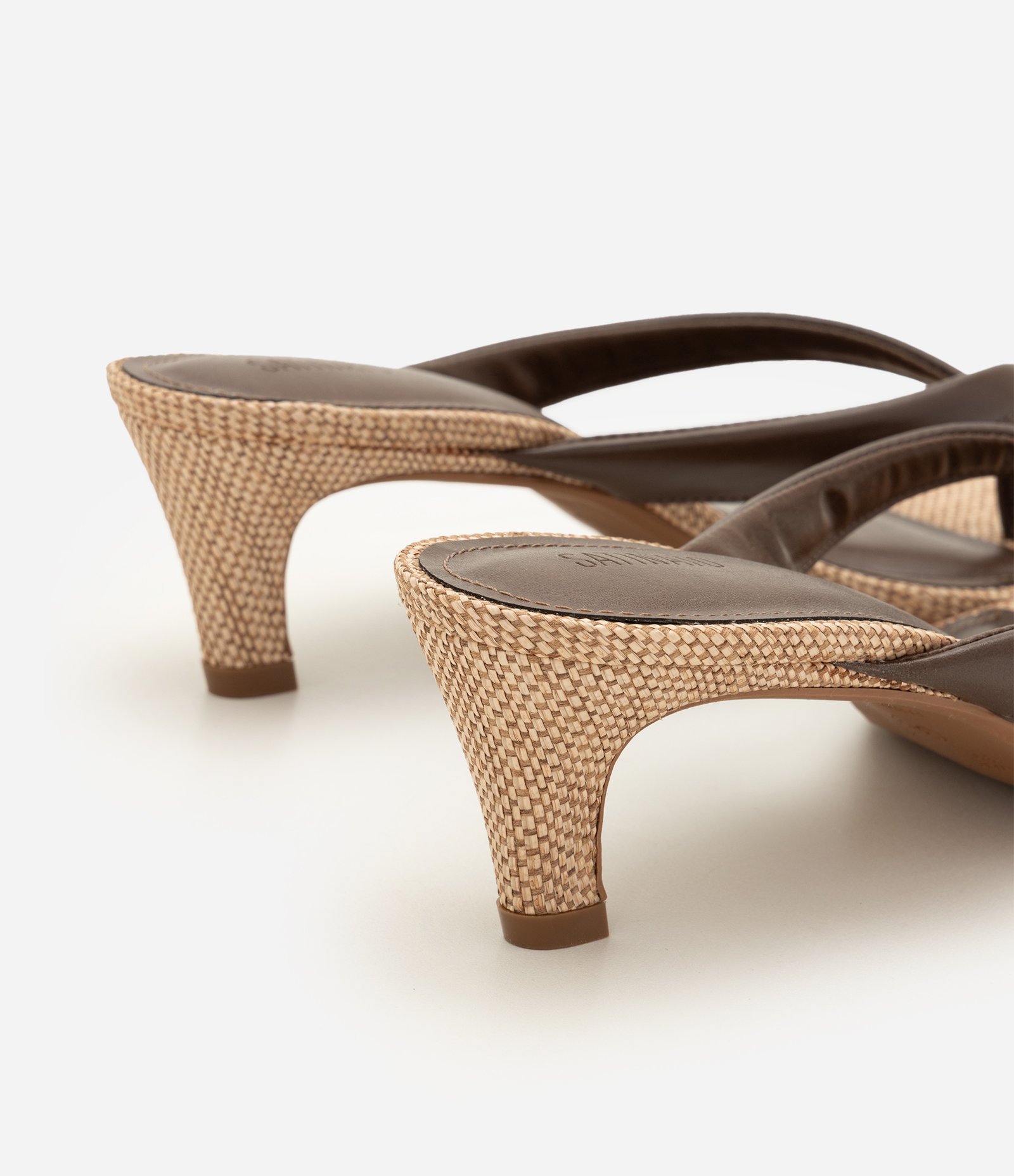 Sandália Mule de Dedo em PU com Salto Kitten Heel Marrom 3