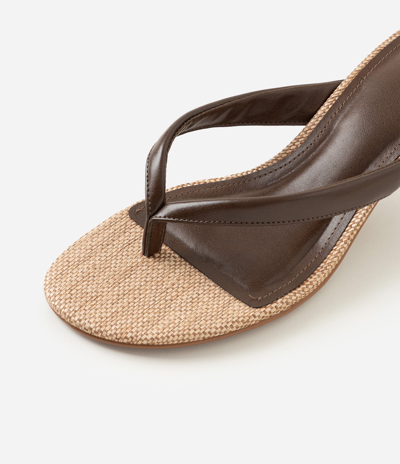 Sandália Mule de Dedo em PU com Salto Kitten Heel Marrom 4