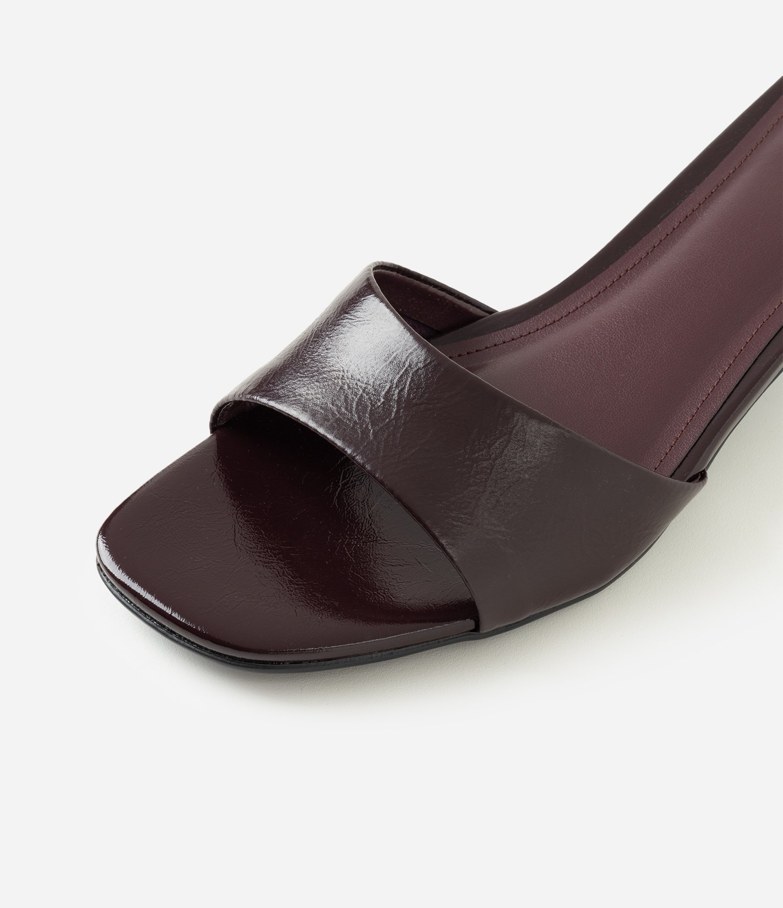 Sandália Mule em Couro com Salto Kitten Heel Vinho 4