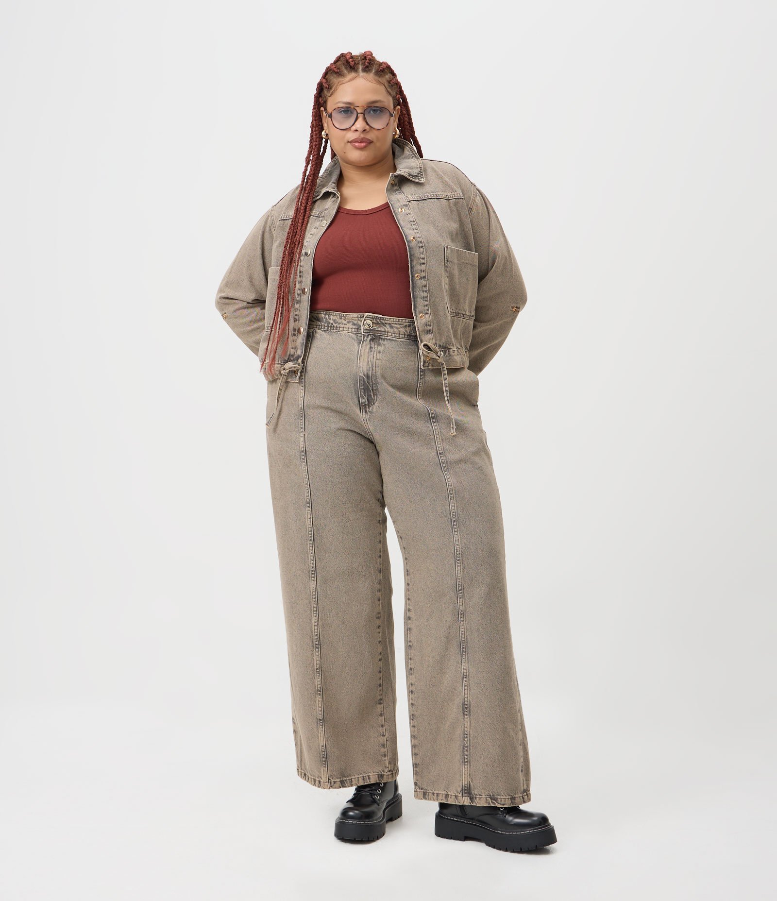 Calça Wide Leg em Jeans Sobretinto com Recortes Curve & Plus Size Cinza 1