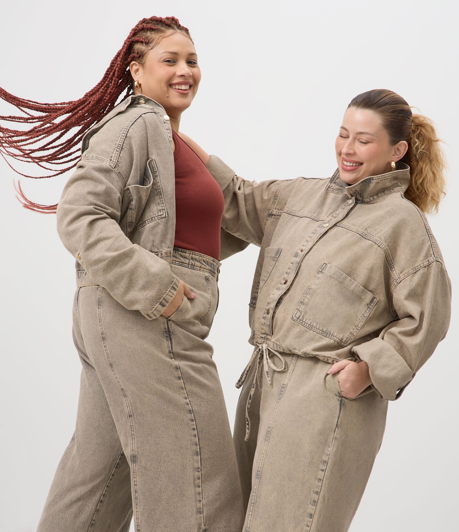 Calça Wide Leg em Jeans Sobretinto com Recortes Curve & Plus Size Cinza 3
