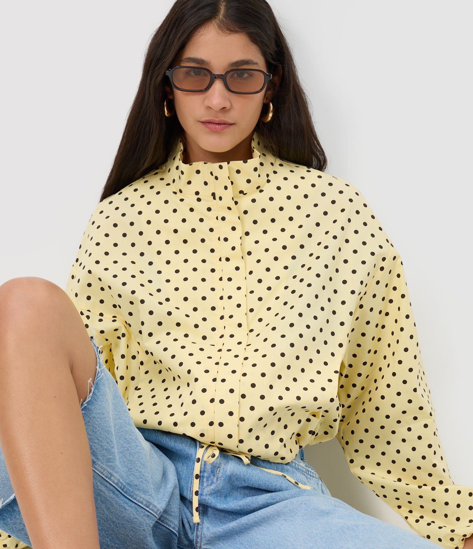 Camisa em Tricoline com Estampa Poá e Gola Alta Amarelo 2