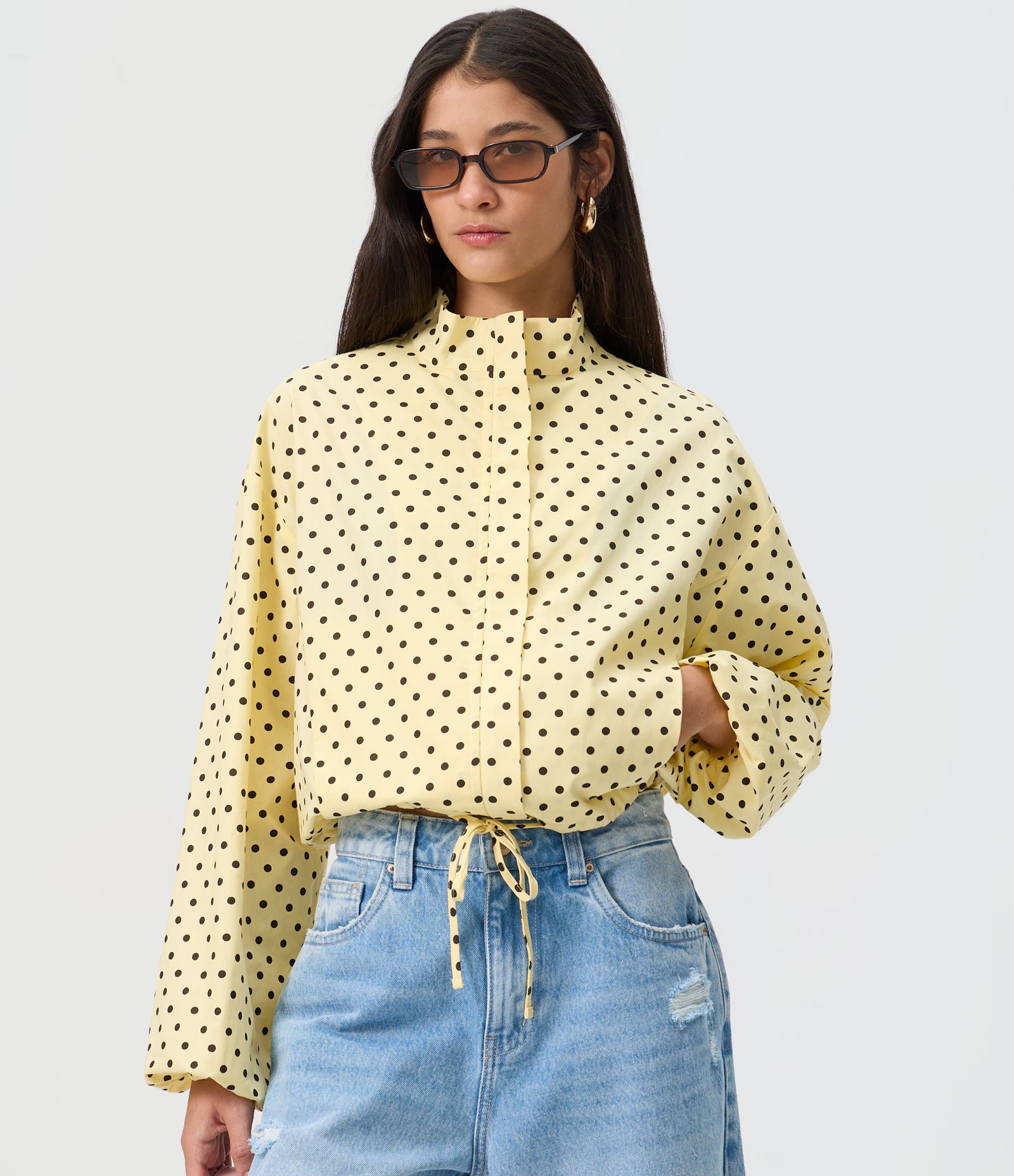 Camisa em Tricoline com Estampa Poá e Gola Alta Amarelo 1