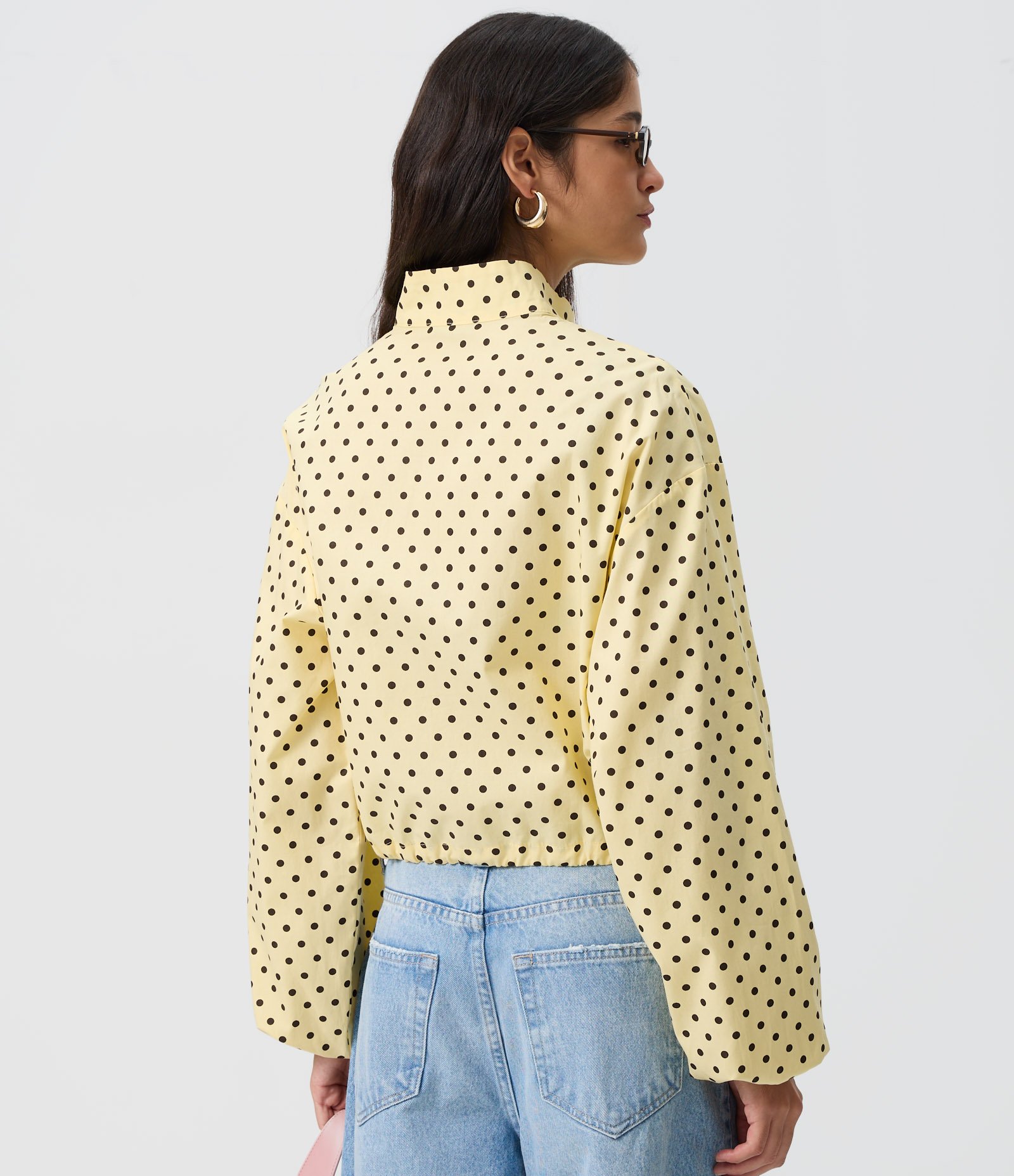 Camisa em Tricoline com Estampa Poá e Gola Alta Amarelo 4