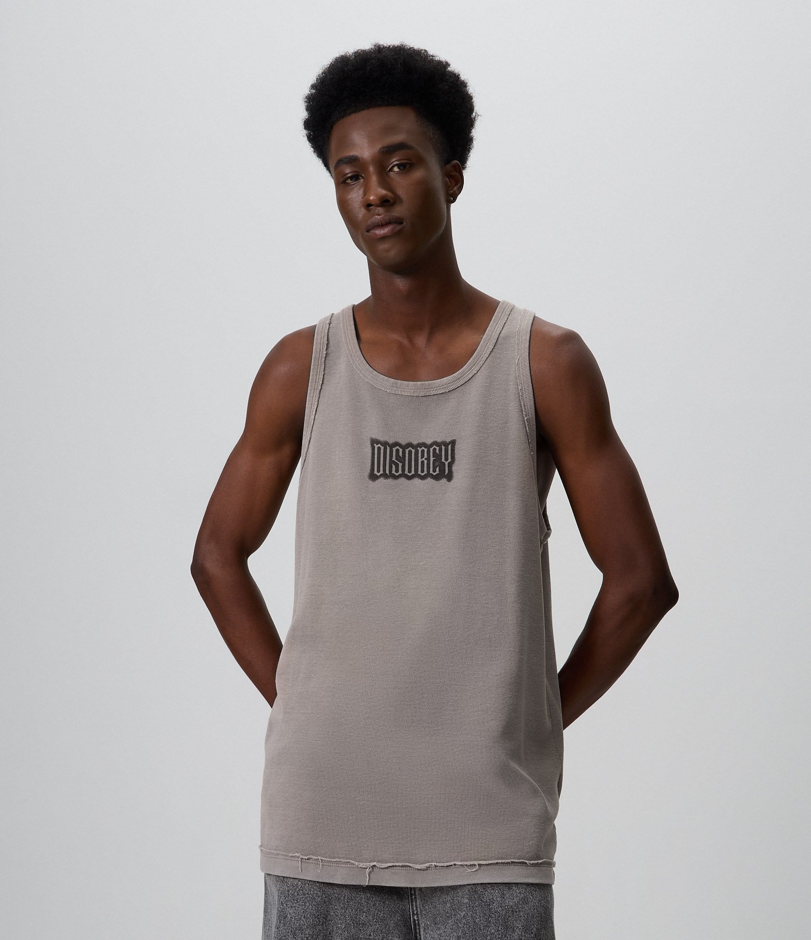 Regata Muscle em Algodão Waffle e Lettering Disobey Cinza 1