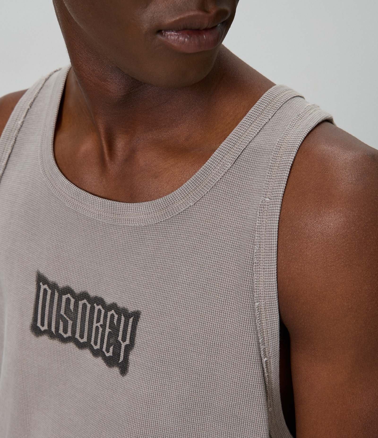 Regata Muscle em Algodão Waffle e Lettering Disobey Cinza 4