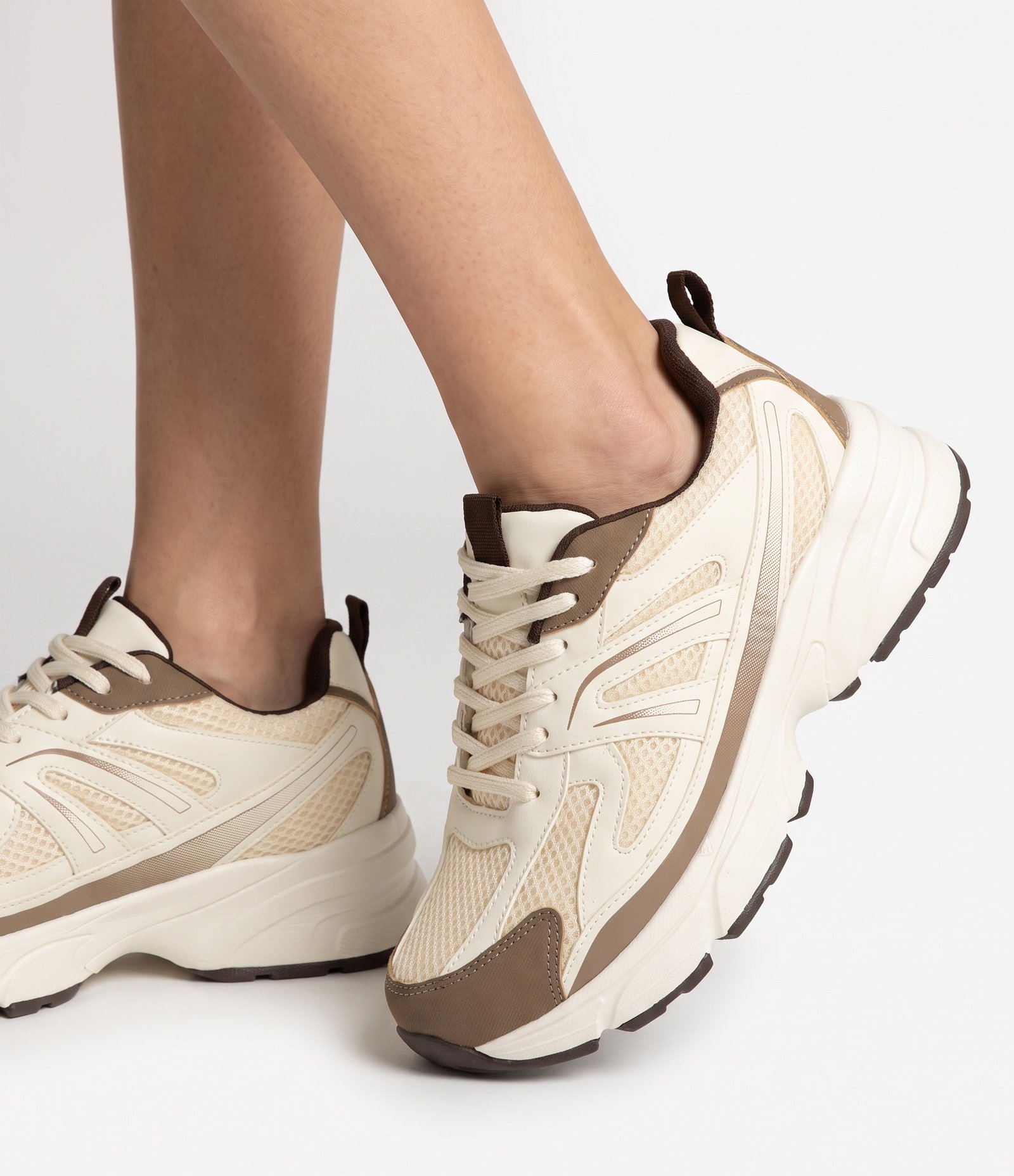 Tênis Jogging em PU com Recortes Contrastantes Bege 2