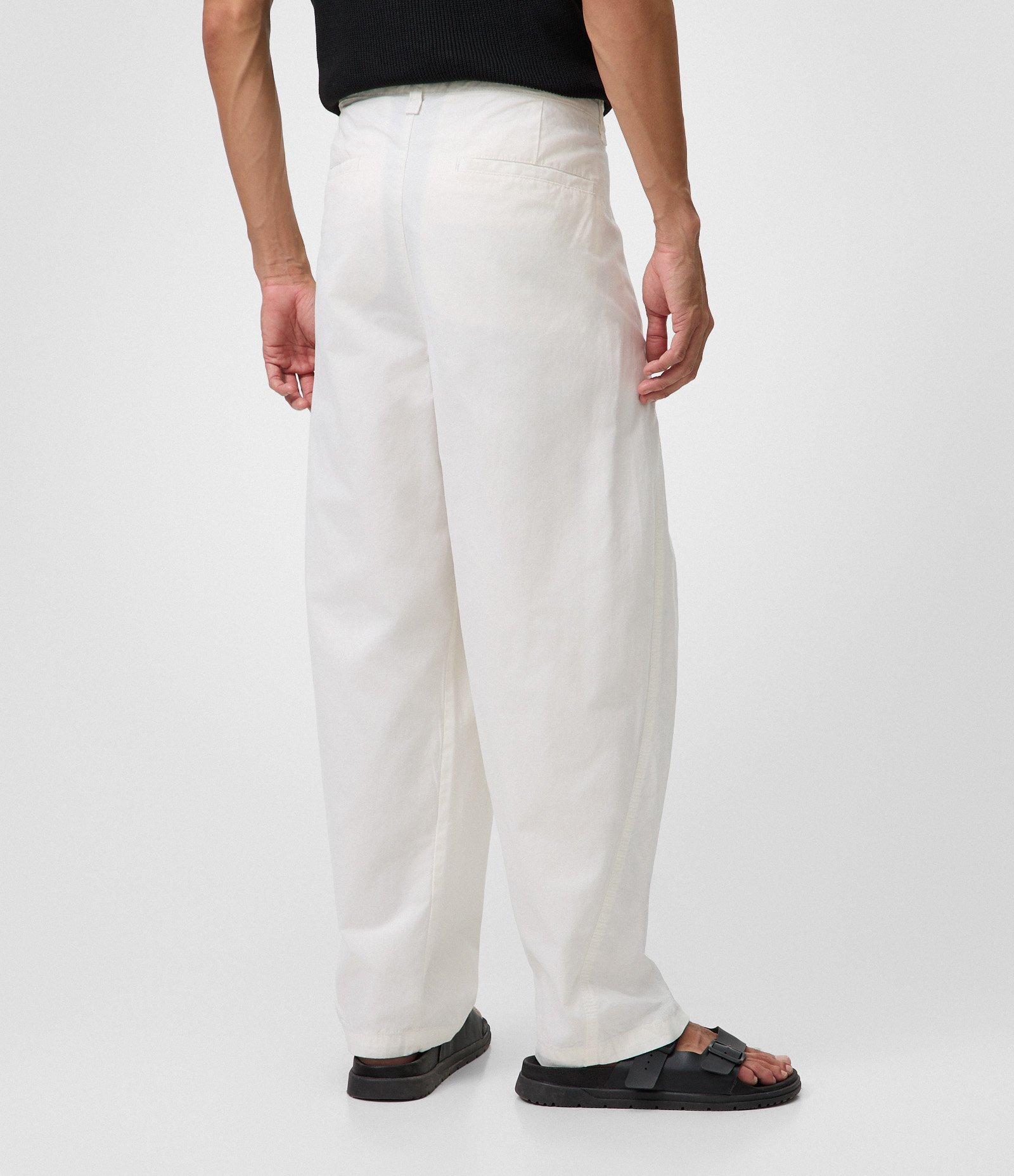 Calça Wide em Sarja com Pregas Frontais Branco 3