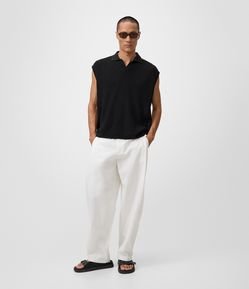 Calça Wide em Sarja com Pregas Frontais