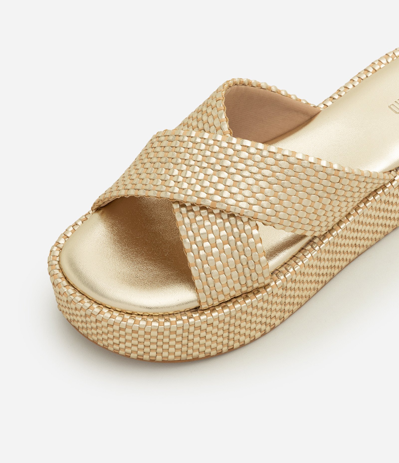 Sandália Flatform em PU com Cabedal em X Dourado 5