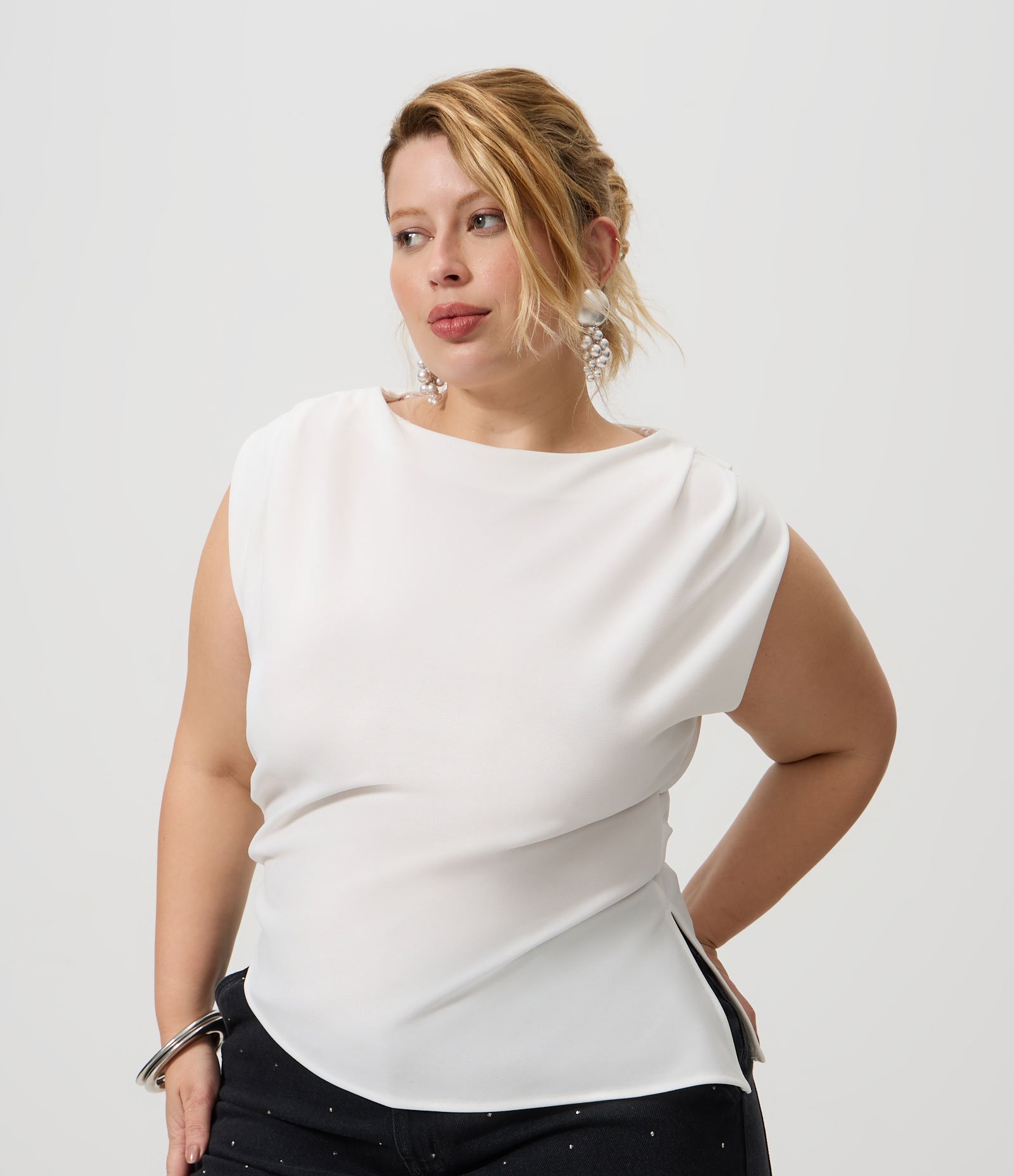 Blusa em Crepe com Franzidos e Ponta Alongada Curve & Plus Size Branco 1