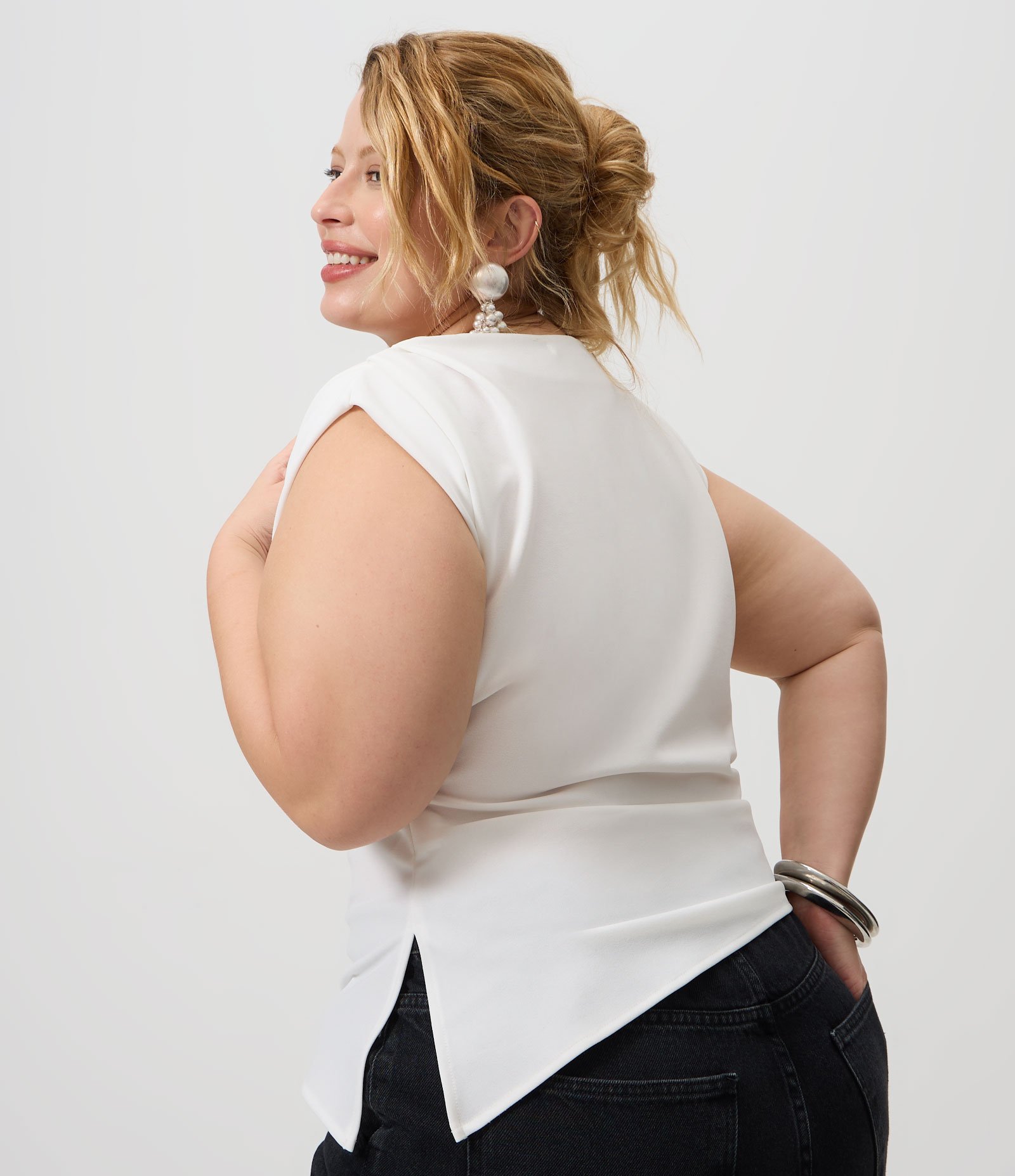 Blusa em Crepe com Franzidos e Ponta Alongada Curve & Plus Size Branco 4