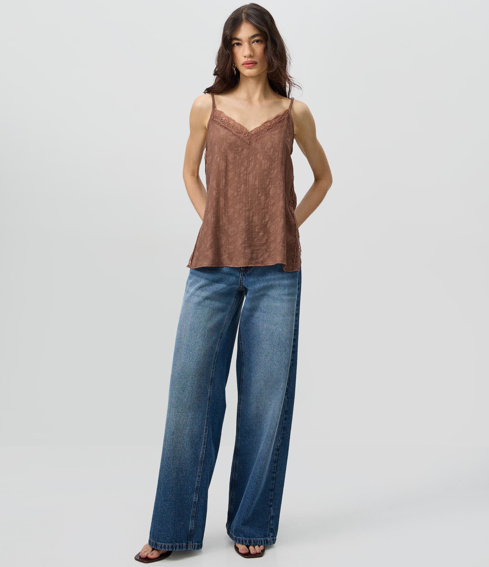 Blusa de Alcinha em Viscose Jacquard com Decote Rendado Marrom 2