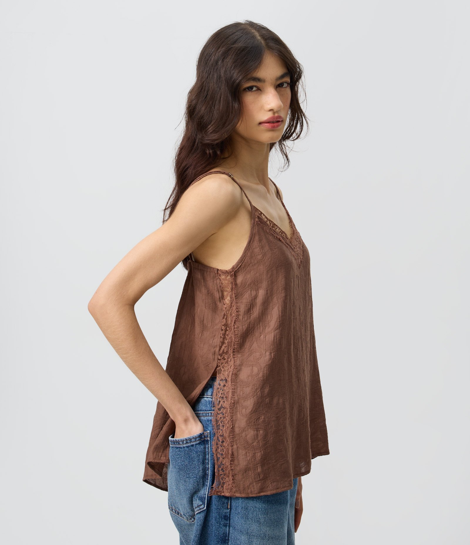 Blusa de Alcinha em Viscose Jacquard com Decote Rendado Marrom 3